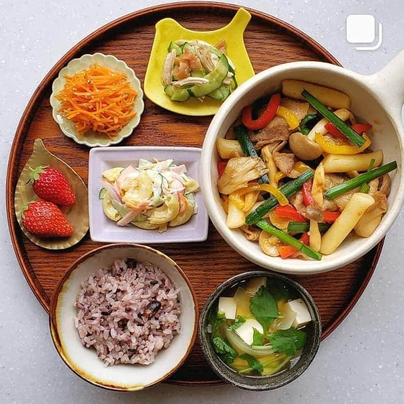韓の食菜さんのインスタグラム写真 - (韓の食菜Instagram)「. 1201.mmさんが「韓の食菜 豚カルビ」で作ったベジおかずを投稿してくださいました。 メインの豚カルビの他にも小鉢がたくさんあり、どれから食べようかワクワクする食卓ですね！ @moranbong_official @hannoshokusai  **********************************  1201.mm * * ☑️豚カルビ ☑️マカロニサラダ ☑️人参ナムル ☑️むね肉の梅わさびめんつゆ和え ☑️雑穀ご飯 ☑️玉ねぎと三葉と豆腐の味噌汁 ☑️いちご * * * ｢モランボン✕フーディーテーブル｣のモニターコラボ広告企画に参加中です😊 * モニタープレゼントしていただいた、豚カルビで晩ご飯🍚 * ご飯が進みます  --」12月18日 14時04分 - hannoshokusai