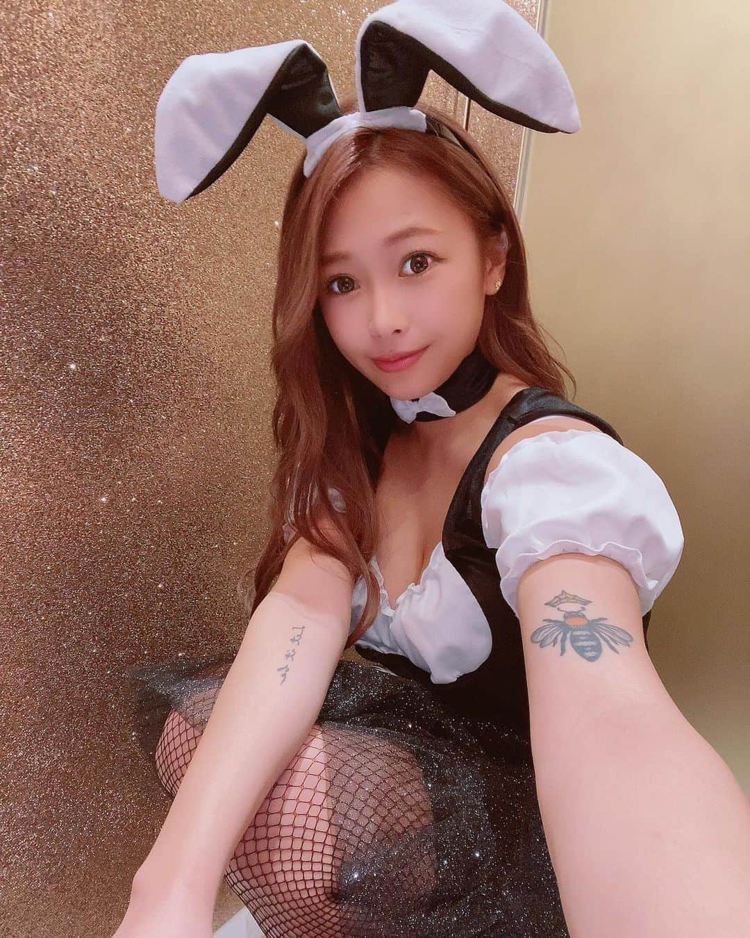 IORIのインスタグラム：「・ 🐰♡🥕 ・ ・ ・ ・ #バニーガール#バニーちゃん#コスプレ #コスプレ好き#楽しい #名古屋#錦#錦3#シェリエ#GOLD#サロンドゴールド#salondegold#newドレス#キャバクラ#キャバ嬢#シャンパン#撮影#followforfollowback #likeforlike#キャバ嬢の日常」