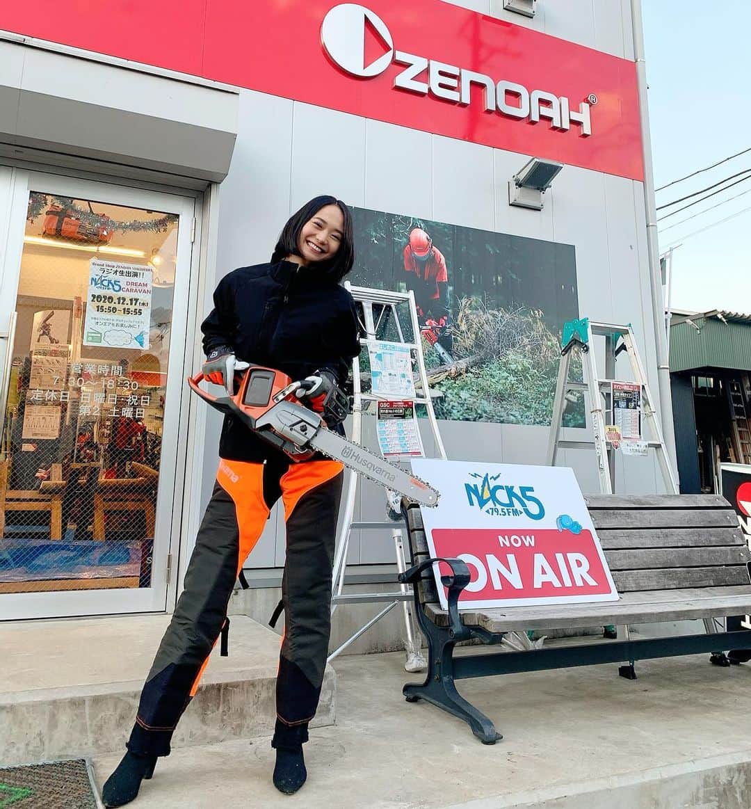 のインスタグラム：「チェンソーウーマン参上っ！！✨﻿✨✨ ﻿ #husqvarna #zenoah #チェンソー #ハスクバーナ #ゼノア  #似合ってますか？🤔 #nack5 のレポートでした #チャップス はチェンソーが当たっても切れないように保護できる防護服です #オシャレよね #初めてチェンソー使ったのだけど軽くてビックリ #丸太がスイスイ切れて女性の私でもハマりそう #そして今のチェンソーや草刈機は色もポップで可愛いのよね #brandshopzenoahyokohama の皆様 #ありがとうございましーたん❤️ #ストーリーに試し切りの映像載せたのでぜひ観てね」