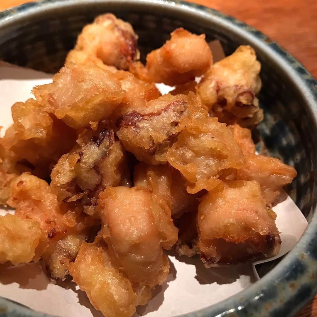 のインスタグラム：「. タコの唐揚げ🐙  下処理をしっかりとした水蛸を しようしたタコの唐揚げ♥️ 食感がとても良く仕上がりました😚  何か一品欲しいなぁと悩んだ時に 最適の一品です(^o^)v ついつい手が止まらなくなります🥢  本日も元気いっぱいで皆様のご来店を 心よりお待ちしております🏮 ------------------------------------- 居酒屋 三盃 📞03-6451-2330 目黒区上目黒3-6-5 中目ビル1階 ■営業時間 月〜金　17:30-22:00 日・祝　17:30-22:00 ------------------------------------- #LDHkitchen #中目黒 #三盃 #中目黒高架下 #居酒屋 #中目黒居酒屋 #日本酒 #lemonsoursquad #コロナ対策実施店 #レモンサワー #焼鳥 #たこの唐揚げ #水蛸 #ビール #おつまみ#日本酒好き #日本酒女子 #酒の肴 #中目黒グルメ」