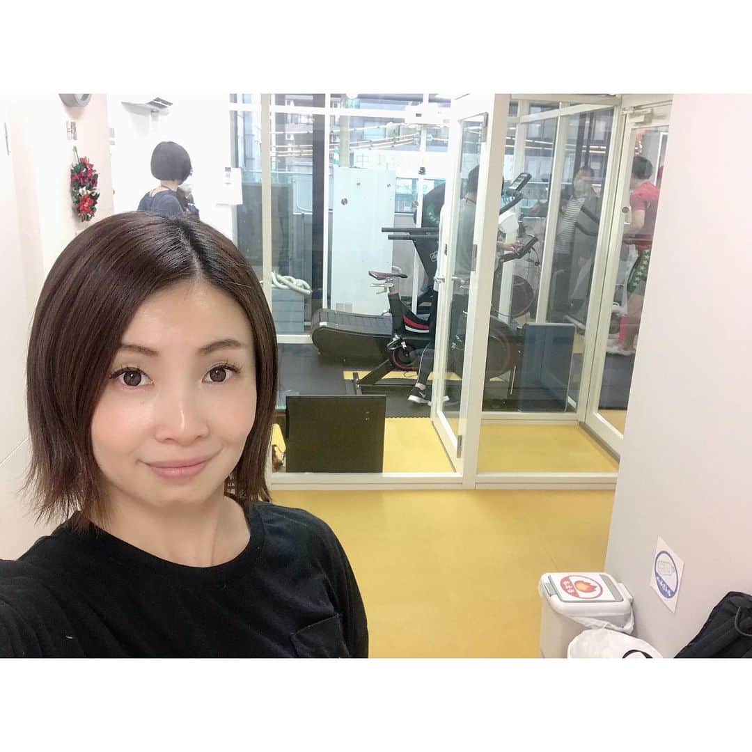 のインスタグラム：「定期的に エクスリミット日本橋の(@exlimit_nihonbashi ) 低酸素室で 個別トレーニングもしています♬  1人終わる度に、トレーナーさんが しっかり消毒や換気をしてくださるので、安心してトレーニングできます。  年末年始は特に予定がないので太るはずがないようにみえて、いつもより動く量が減るので嫌な予感😱 ・ ・ ・ ・  #エクスリミット日本橋  #低酸素トレーニング  #アンチエイジング  #美容 #ダイエット #日本橋 #パーソナルトレーニング #時短トレーニング #41歳  #2歳児ママ  #男の子ママ  #産後ダイエット  #アンチエイジング」