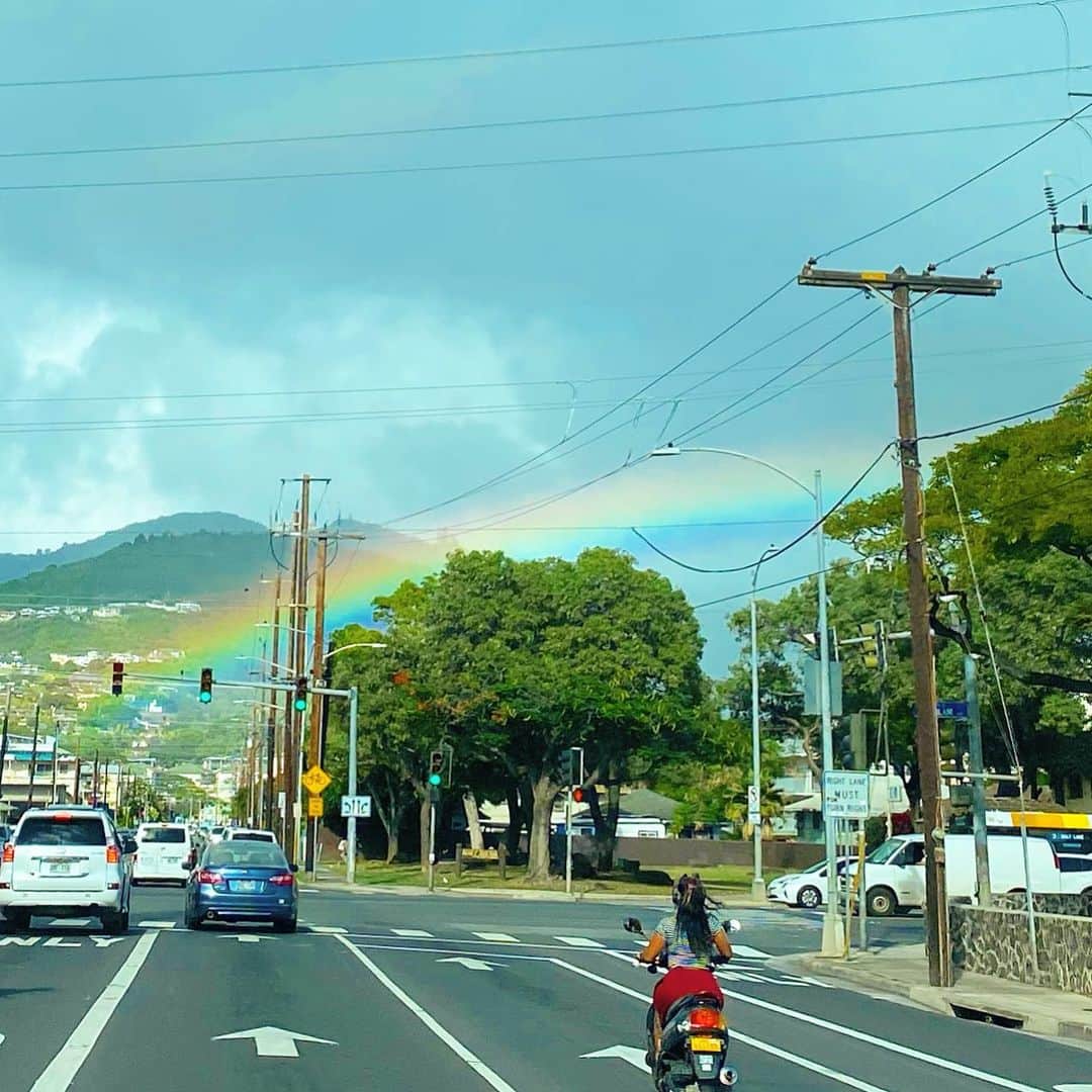 マキ・コニクソンさんのインスタグラム写真 - (マキ・コニクソンInstagram)「今日のハワイは昨日に引き続き”虹ちゃま祭り”でした！ ずーっと🌈が顔を出しててくれて凄く ハッピーな一日だった！😊😊  アラモアナ地区にある大型スーパー ドンキホーテの横にある”たこ焼き山ちゃん”に向かう途中でこの低くて大きな🌈に 遭遇しましたっ！😊  たこ焼きがふと食べたくなってちょっくら寄ったら”安定の”たこ焼きファミリーが お店にいらっしゃいました！ 本当にほっこり！😊  Babyはこの間生まれたと思ったらもう こんなに大きくなって.... すっかりべっぴんさんになってた！✨✨ 月日が経つのは本当に早いね。  今日の夜は我が家でねぎポン酢たこ焼きを 食べるとするかいな！🤗  #ハワイのおすそ分け🤙🏼  #たこ焼き山ちゃんハワイ  #東京で食べたたこ焼きよりハワイのたこ焼き山ちゃんの方が美味しかった！😋」12月18日 14時07分 - makikonikson