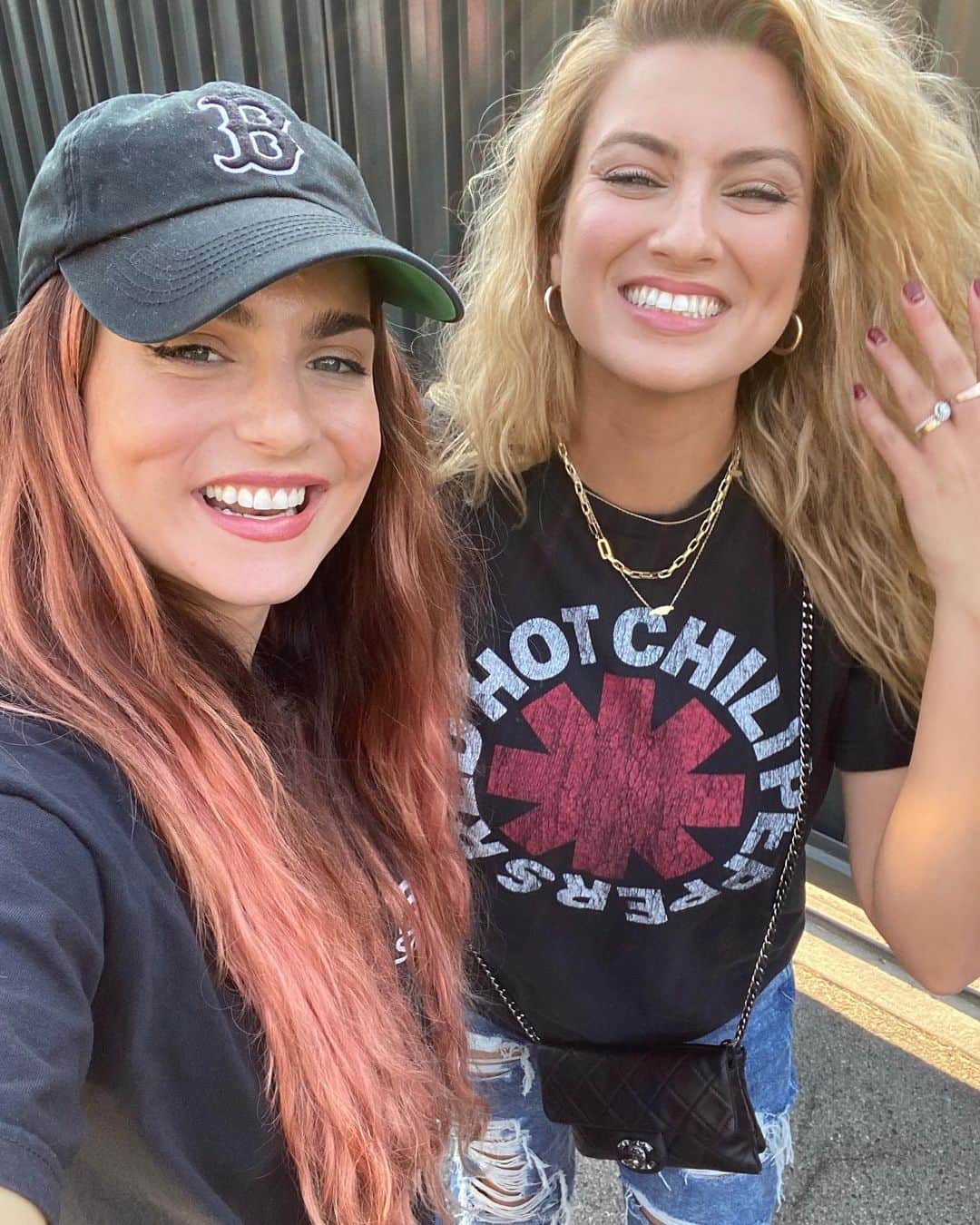 トーライ・ケリーのインスタグラム：「@arethafranklin’s ‘(you make me feel like) a natural woman’ w/ @iamjojo is out now ♥️💫 the song is a part of @glblctzn’s incredible album ‘stand up’ produced by @raphael_saadiq」