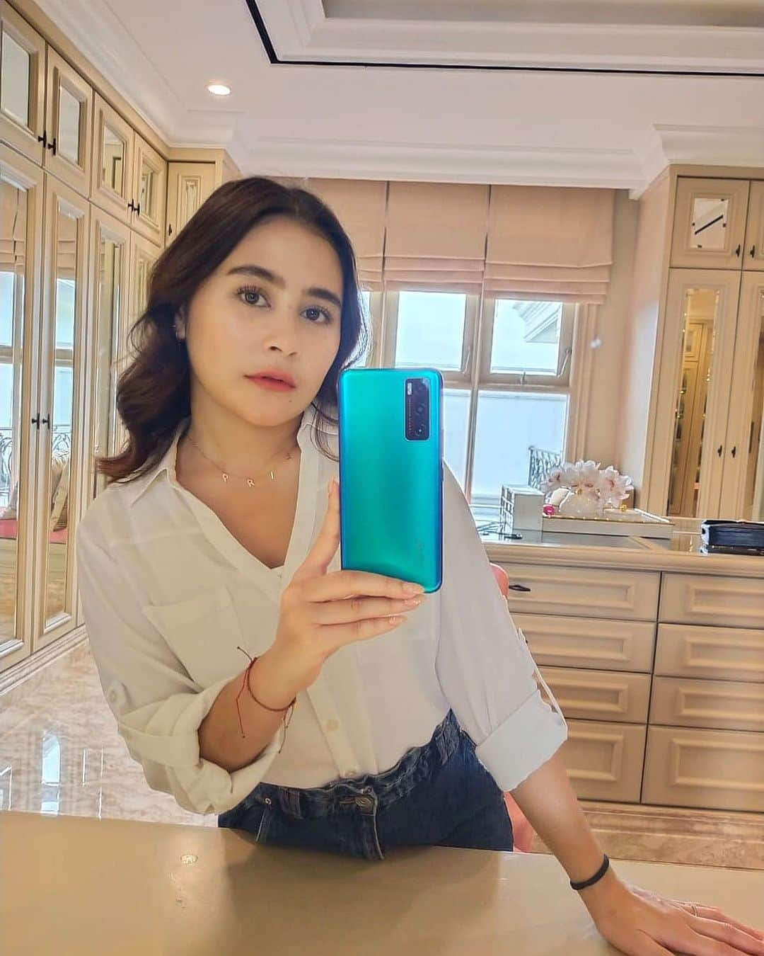 Prilly Latuconsinaさんのインスタグラム写真 - (Prilly LatuconsinaInstagram)「Ready for weekend? Jangan lupa ikut join di IG Live aku bareng @vivo_indonesia besok sore yaaa #vivoV20SEAquamarineGreen」12月18日 14時11分 - prillylatuconsina96