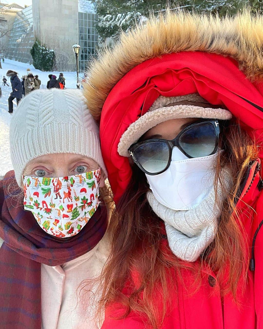 デブラ・メッシングさんのインスタグラム写真 - (デブラ・メッシングInstagram)「GOING SLEDDING IN CENTRAL PARK!   Finally, we got SNOW!! It was magical.  I met up with friend and went to Central Park. Kids screaming with glee, snowmen everywhere, and an anticlimactic ride on my sled.   It was perfect.  @vivbenesch #snow #snowday #centralpark #sledding #snowman #nyc」12月18日 14時13分 - therealdebramessing