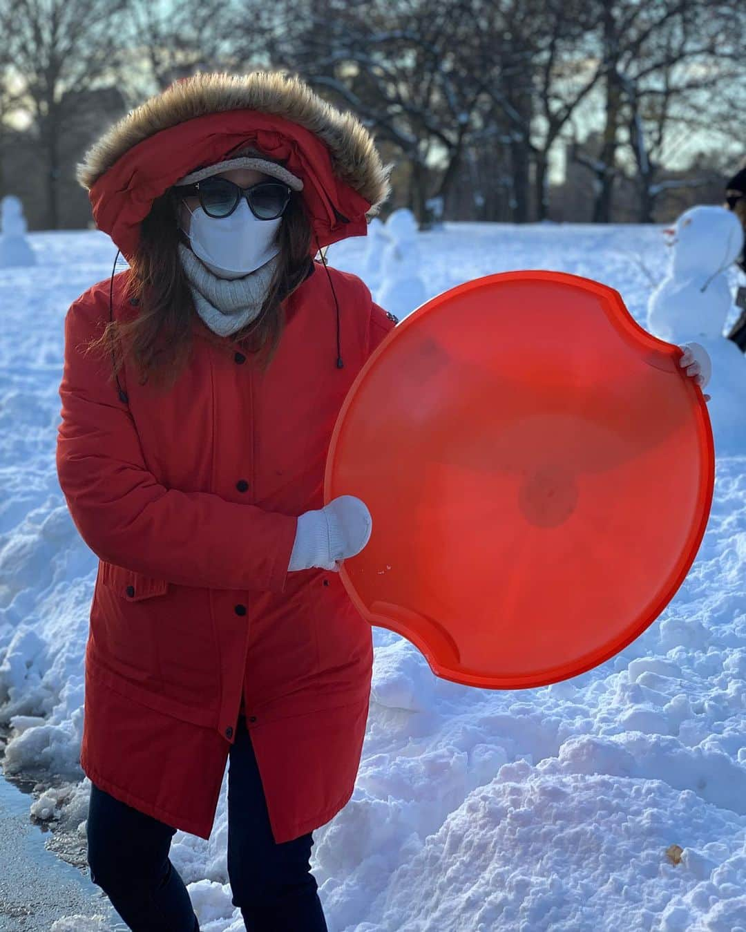 デブラ・メッシングさんのインスタグラム写真 - (デブラ・メッシングInstagram)「GOING SLEDDING IN CENTRAL PARK!   Finally, we got SNOW!! It was magical.  I met up with friend and went to Central Park. Kids screaming with glee, snowmen everywhere, and an anticlimactic ride on my sled.   It was perfect.  @vivbenesch #snow #snowday #centralpark #sledding #snowman #nyc」12月18日 14時13分 - therealdebramessing