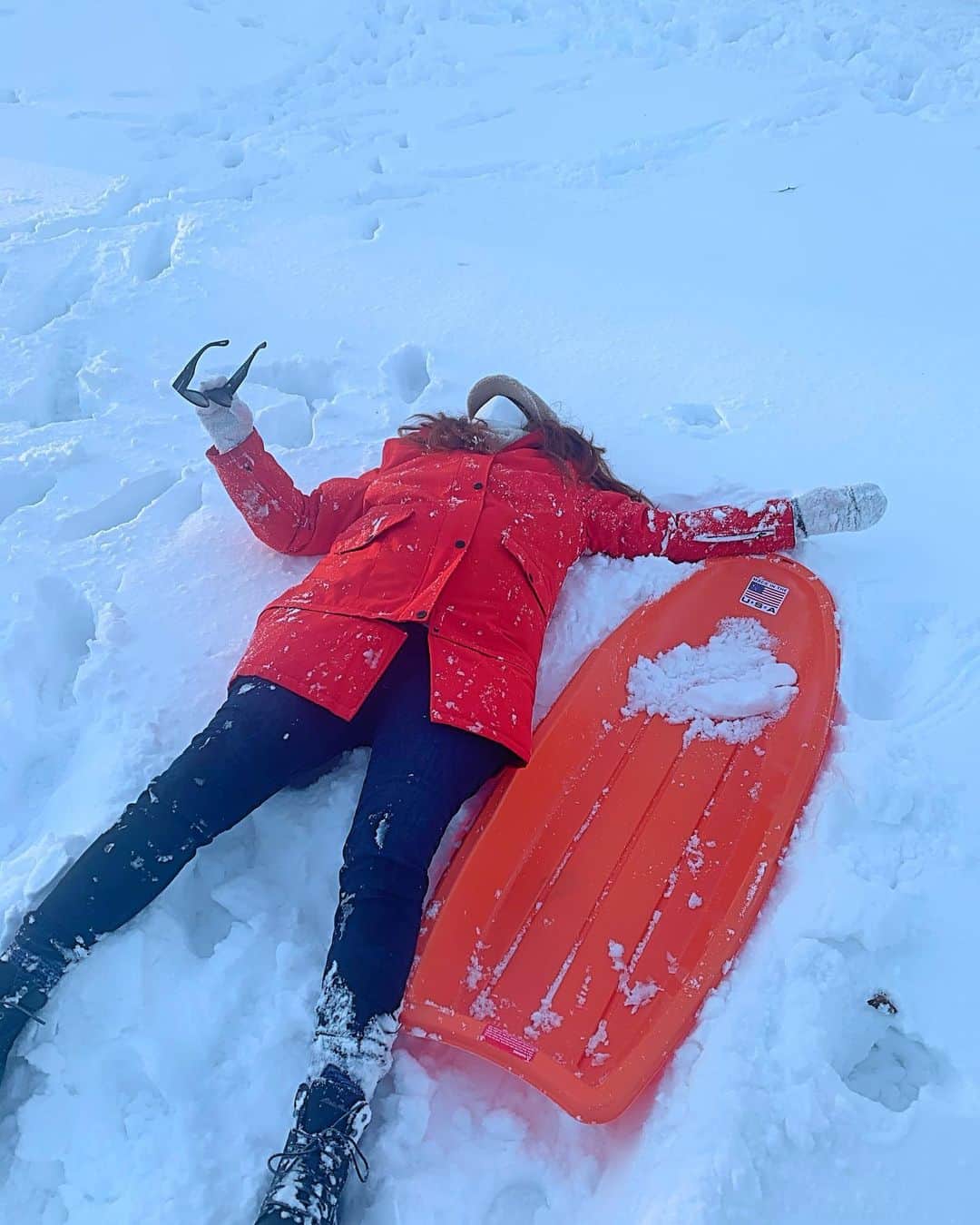 デブラ・メッシングさんのインスタグラム写真 - (デブラ・メッシングInstagram)「GOING SLEDDING IN CENTRAL PARK!   Finally, we got SNOW!! It was magical.  I met up with friend and went to Central Park. Kids screaming with glee, snowmen everywhere, and an anticlimactic ride on my sled.   It was perfect.  @vivbenesch #snow #snowday #centralpark #sledding #snowman #nyc」12月18日 14時13分 - therealdebramessing