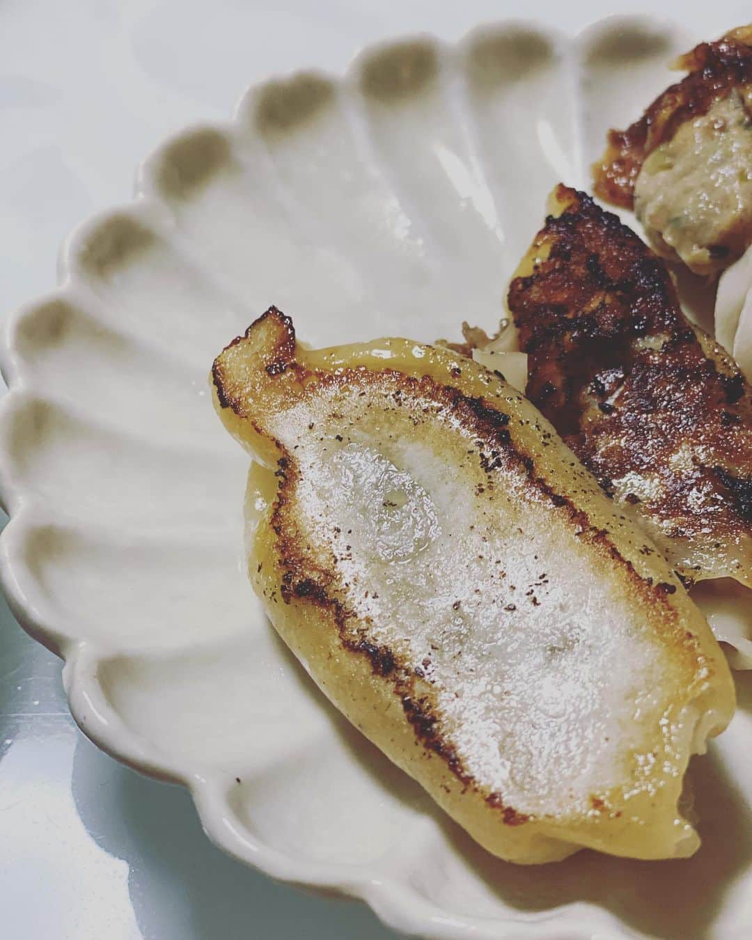 茜ゆりかさんのインスタグラム写真 - (茜ゆりかInstagram)「#長男　が大好きな餃子🥟  #ホットプレート　であつあつを食べるのが好きなのですが…  パパ不在の時のホットプレートの危険度は相当なので😂  そう言う時はで#手作り餃子の皮 でもちもち、くっつかなーい🙆‍♀️  しかし一般的な餃子の3倍くらいの大きさの皮が出来上がってしまうので…  子供は2つでお腹いっぱいになる🤣🤣🤣  #男の子#男の子ママ#長男#次男#親バカ#親バカ部#慎重な長男#やんちゃな次男#石川boys2020#おうちごはん#晩こばん#札幌#こどものいる暮らし」12月18日 14時16分 - yurika1913
