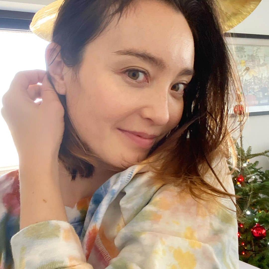 エミ・マイヤーのインスタグラム：「Needed a little #tiedye #johnelliottco this holiday season 🍭And tree 🎄 by @kate.tokyo.official_jp いつもありがとうございます！」