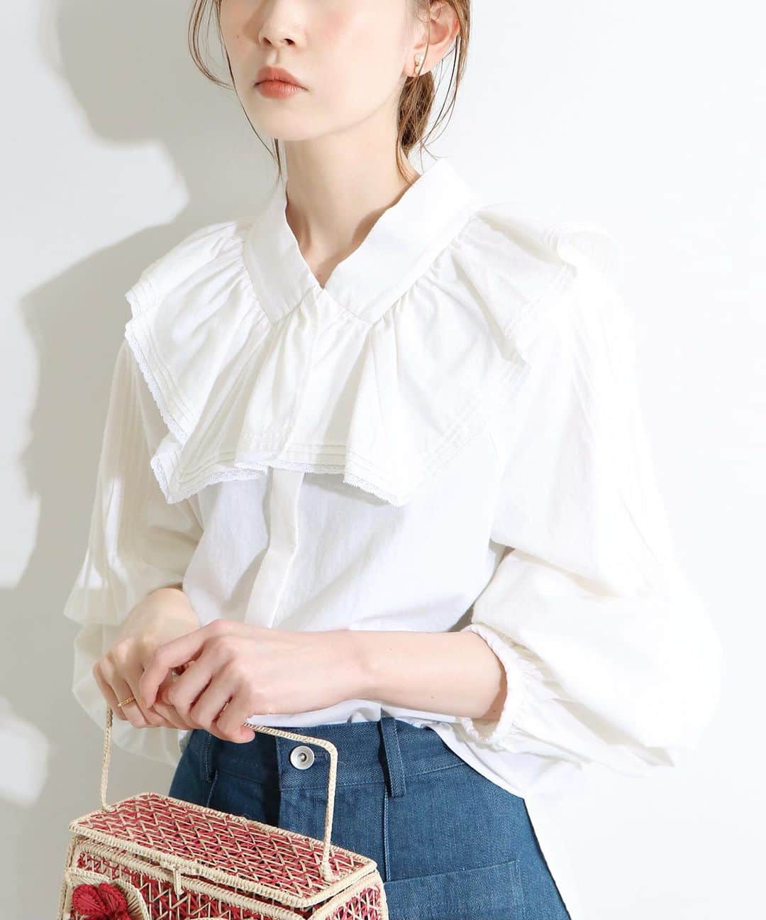 はれこのインスタグラム：「✦IENA LA BOUCLE✦ . 昨日書いたブログの通り、 春の新作予約会がスタートしました🌼 . フリルやレースを取り入れた アンティークな雰囲気のお洋服が登場しております♡ 秋冬に大人気だったデニムの新色もありますので こちらもお見逃しなく🥰♡ . #ienalaboucle #iena #イエナ #baycrews #ベイクルーズ #newarrival」