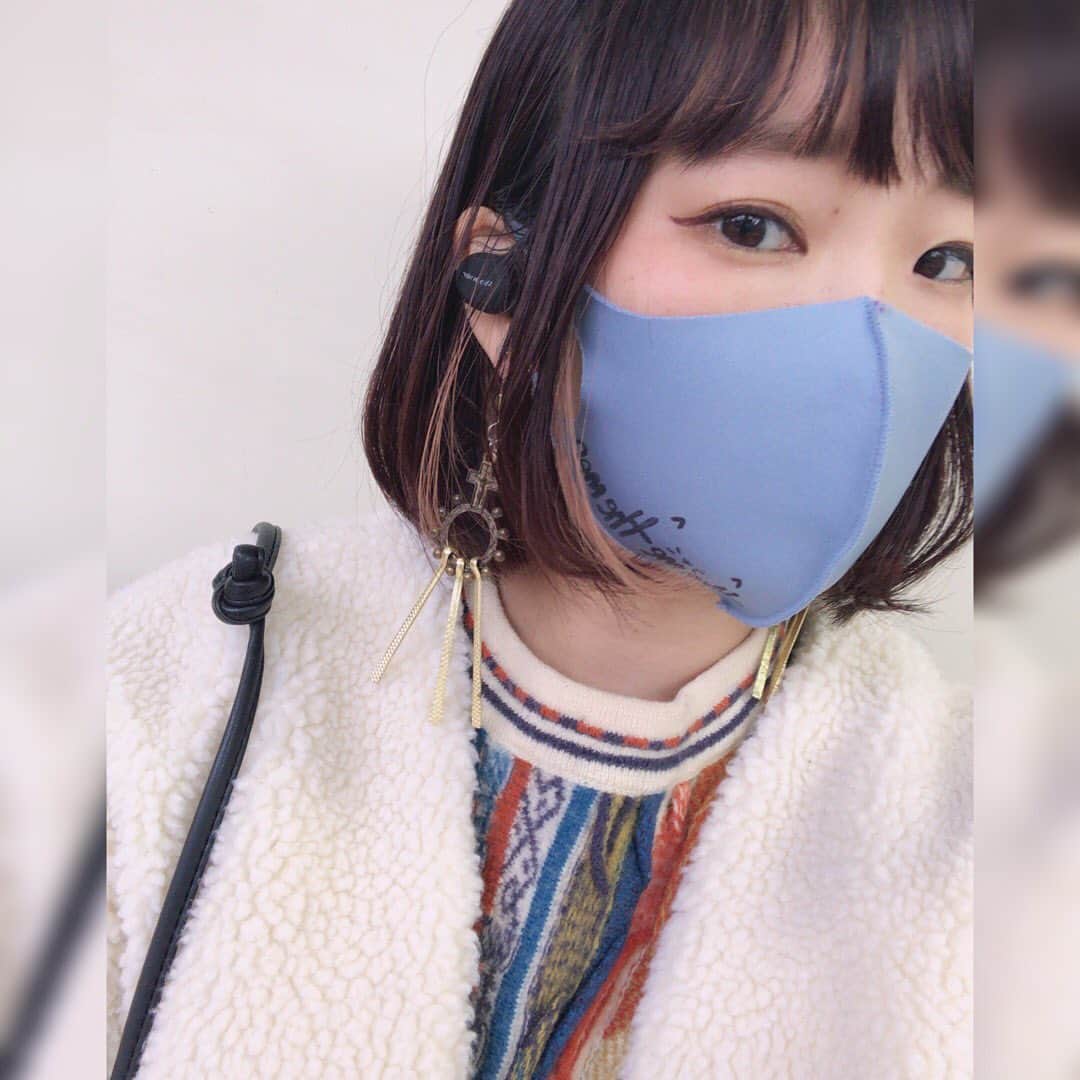 Yun chiのインスタグラム：「歯磨き粉何使ってる？🪥💫  マスクをするようになってから、外食した後とかでもマスクをする前に頻繁にハミガキするようになりました。  折角ならかわいいやつがいいなーって思って、最近はティースラボ ボタニカルホワイト プレミアム使ってるよ🧼🦷  パッケージかわいいくて美白＋口臭ケアも出来る歯磨き粉なので歯磨きと一緒にポーチに入れて持ち歩いてます🌿  スッキリしたお口でマスクしたほうが気持ちいいよね😷  #teethlab #歯磨き粉 #オーラルケア #ティースラボ #ボタニカルホワイトプレミアム #sponsored#PR」