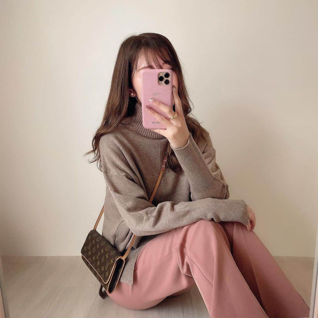 のインスタグラム：「#code . . トップスは @chicde_official__jp ❤︎ 着心地抜群のニットトップス☺️💕 シルエットも綺麗なのに プチプラだから色違いでも欲しくなる😍❤️ . . インスタの不具合がめっちゃ困る😭 いつ直るんだろー😭 . . . #chicde #韓国ファッション #韓国スタイル #シンプルコーデ #brandbuildershop #ママコーデ #ママファッション #プチプラコーデ #シンプルコーデ #大人カジュアル #大人コーデ #カジュアルコーデ #きれいめカジュアル #きれいめコーデ #30代ファッション #30代コーデ #着回しコーデ #今日のコーデ #高身長コーデ #鏡越し #韓国ファッション #ワントーンコーデ #大人army #166cm #mamagirl #locari #ponte_fashion #mineby3mootd #partegram #오오티디」