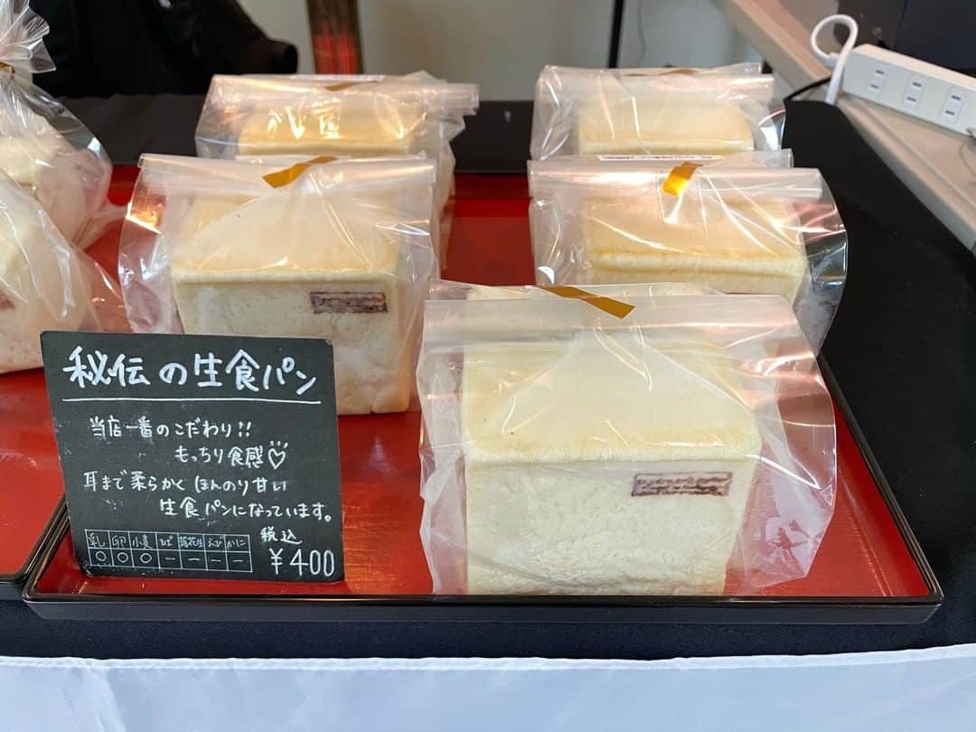 キャナルシティ博多のインスタグラム：「中央区春吉にお店を構える「シュシュズベーカリー」がキャナルシティ初出店！ 生で食べる食感にとことんこだわり、さわやかでほんのり甘い生食パンをぜひお召し上がりください！  ■日時 2020年12月18日(金)〜20日(日) 11:00〜18:00 ※なくなり次第終了  ■場所 キャナルシティ博多 イーストビル1F  #キャナルシティ博多 #キャナルシティ #キャナル #canalcityhakata #canalcity #canal #福岡 #博多 #天神 #シュシュズベーカリー #生食パン #食パン #塩パン #明太小雪 #あんバター #テイクアウト #パン #パン屋 #春吉パン屋 #福岡パン屋 #小雪 #パン好きと繋がりたい #福岡パン」