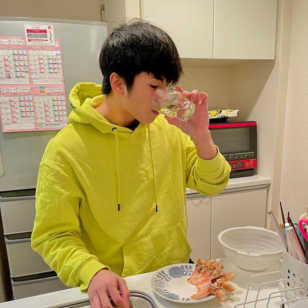 神田穣のインスタグラム：「日本酒片手に蟹🦀 蟹刺し、蟹焼き、蟹鍋……🤤  幸せです…🍶」