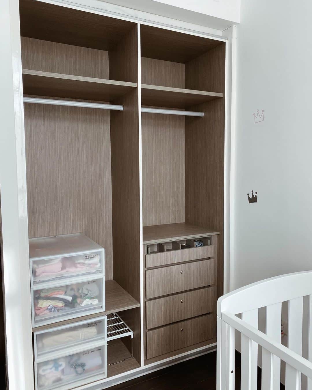 Shokoのインスタグラム：「＊Lifestyle＊〜Organization  Hi everyone! Again it’s been a while to post something but just did not have any time and energy as the little one has been hitting her ‘terrible two’. Who’s with me.. ・ Anyways, posting a ‘not so photogenic pic’ but it’s the real deal. The closet door in our daughter’s room suddenly came off and it was quite dangerous as the door was enormously heavy, made of glass panel so we decided to redo it. ・ And it became a very good opportunity to do my annual Spring Cleaning! In Japan we do all the cleaning, wiping and washing before the year end to start the New Years fresh! I’ve also bought new towels etc from Japan and had it shipped over. ・ I will post the process of this closet cleaning and redoing on Stories. ・ Also now that I can’t go back home to Japan to stock up on stuff, I’ve been buying bunch of very useful stuff from Japan. I will share them on my Stories soon!」
