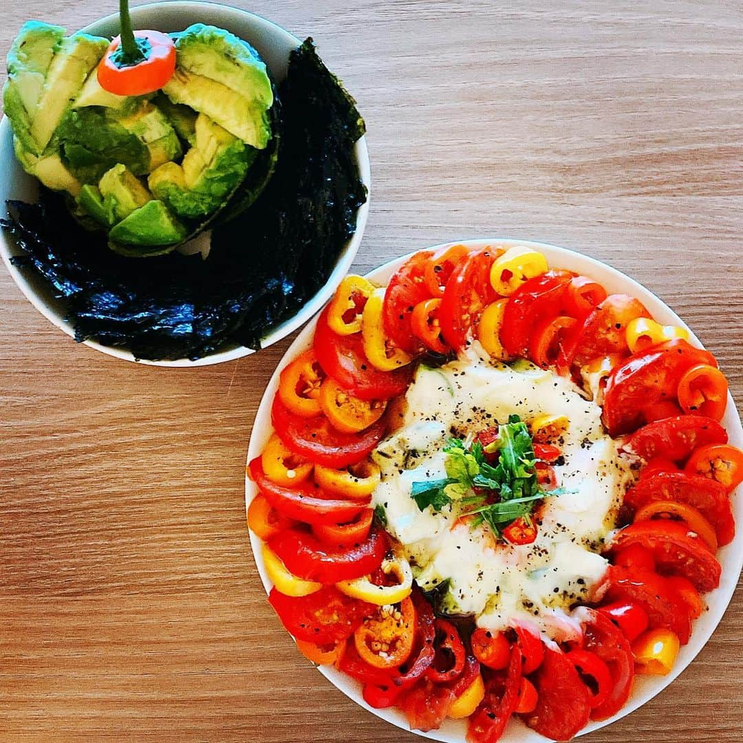 リンジさんのインスタグラム写真 - (リンジInstagram)「#🥑 = 💚 아보카도로 하트를 표현하고 모자를 씌워줘봤습니답.  #yammy 😋 #토마토#파프리카#아보카도#치즈#카프리제#린쉐프#tomato#abocado#cheese#paprika#cooking#healthyfood#오늘아님#madebyme 🙋🏻‍♀️」12月18日 14時34分 - linzy_minji