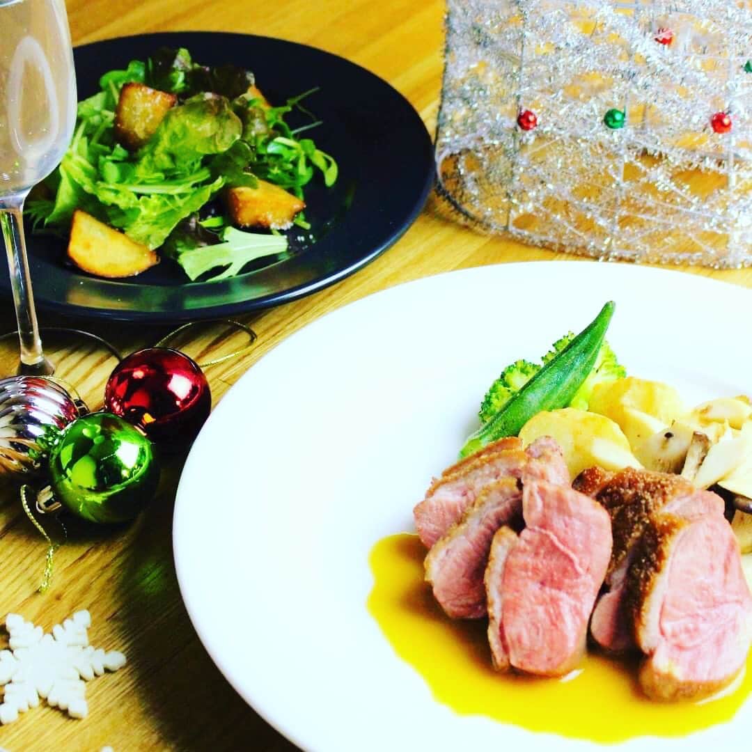 バルセンナリ食堂さんのインスタグラム写真 - (バルセンナリ食堂Instagram)「バル　センナリ食堂です。  クリスマスが近づいてきましたね🎄  当店では23日(水)〜25日(金)の3日間限定でクリスマス特別コースをご用意いたしました🍗  『パルミジャーノチーズパスタ』を含めた全7品のフレンチコース🧀🍾  大切な方との時間を素敵なクリスマスコースで過ごしませんか？  3日間限定メニューです❣️ まだお席に余裕がございますので、ご予約お待ちしております🎅🎄 #金沢片町 #バル #センナリ食堂 #クリスマスディナーコース #3日間限定」12月18日 14時39分 - sennari.syokudou