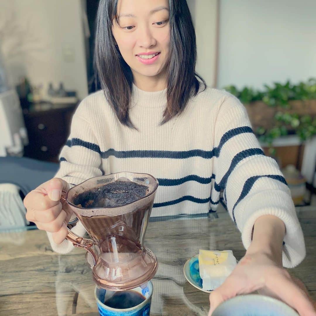 多嶋沙弥さんのインスタグラム写真 - (多嶋沙弥Instagram)「欲しかったCleaverというドリッパー☕️ 豆の量とお湯の量を守り、蓋をして一定時間蒸らすと簡単に美味しいコーヒーが入れられるというもの。 . 2種類の豆を試してみたけれど、 やっぱりこの入れ方がぐんと香り豊かに🥰 . カップに出来上がったコーヒーを注ぐ時に私はちいさな驚きがあったので、 気になる方は是非お試しください😊🌸 . #ママモデル#コーヒー好き#ゆったり過ごす時間#それにしても寒い🥶」12月18日 14時48分 - saya_tajima