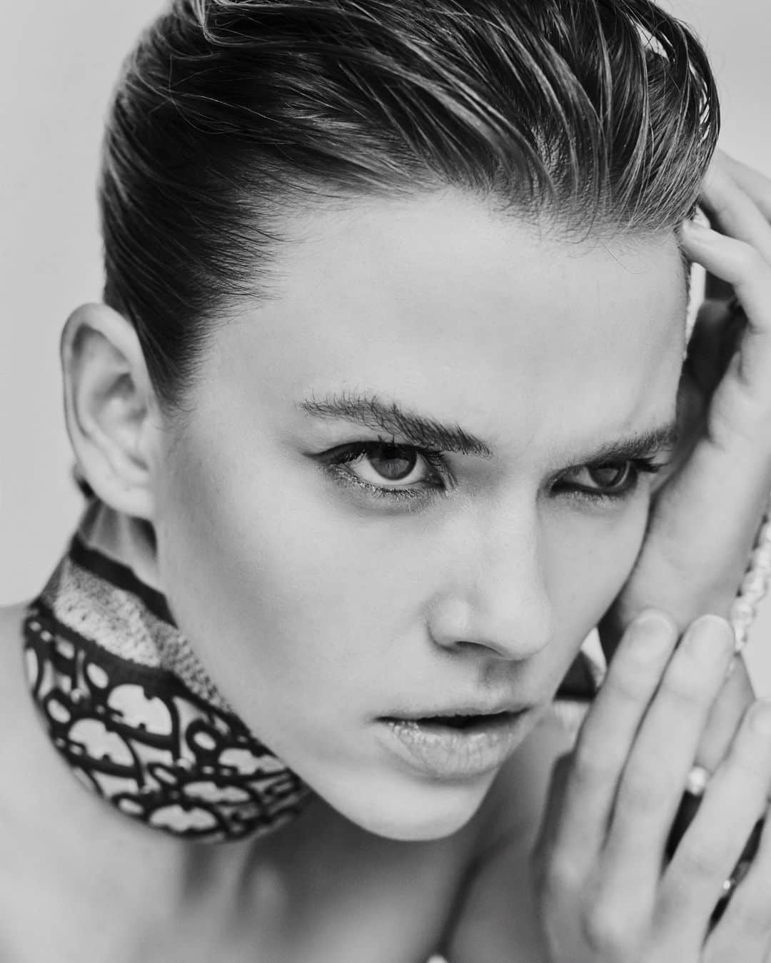 のインスタグラム：「Shot in NY for @grazia New York State of Mind🖤 @andrewarthur @chloebrinklow @tomkivell_stylist @deborahaltiziomakeup @errolkaradag @aaronisnotcool Wearing @dior Thank you team! 🤗 Xx」