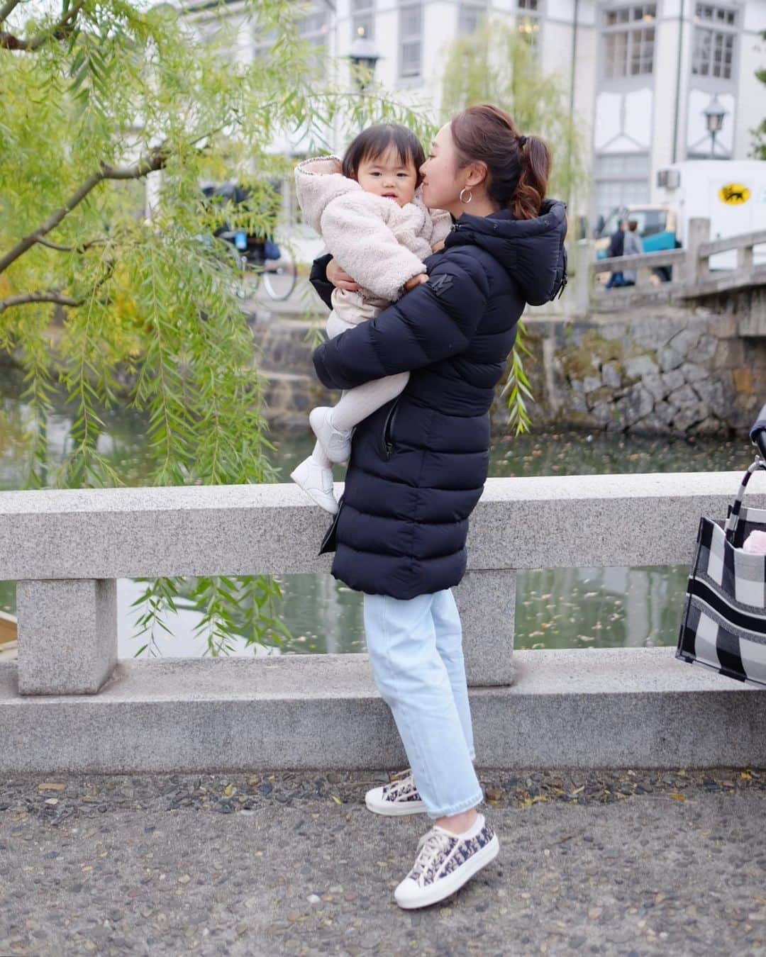 Keikooooooのインスタグラム：「先日沢山ご質問頂いたダウンは、カナダ発ラグジュアリーブランド　@mackage のもの🤍このアウター欲しくて欲しくてGET♡お洒落な方が着ていて、一目惚れ♡ 外遊び用にダウンが欲しくて、着てみたらやっぱり素敵だった♡暖かくて軽くて、外で思いっきり遊ぶ日はダウン必須❄️✨着心地サイコーで、モコモコするダウンって、どうかなぁと思ってたけど、これは、シルエットすごく良くて、お気に入り🤭🤤❤ 阪急うめだで、12/23からPOP UPはじまるみたいでした。 @mackage #mackage#マッカージュ#ダウンジャケット　#ママコーデ　#カジュアルコーデ #ootd #fashion #coordinate」