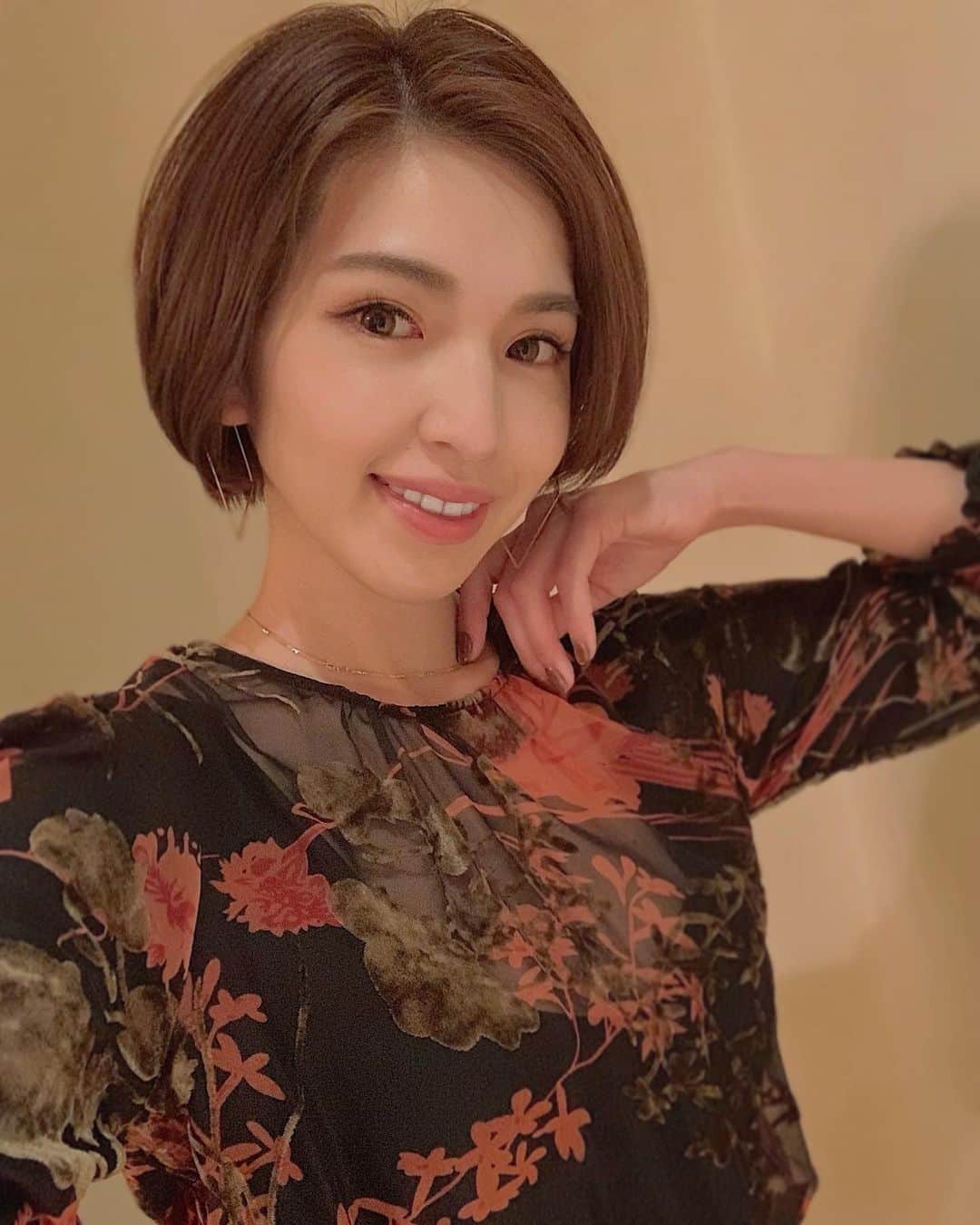 来夏のインスタグラム：「#🆕 ニューヘアー💇🏽‍♀️ オリーブ系にグレーmixカラー🫒 これからしたいスタイルに向けて 襟足を整えてもらったよ✂︎✨  私の髪質や癖の悩みを解消してくれて 今後のことも考えてカットしてくださる @sano_nanuk さんの技術にいつも感動します🤩  ショートにしてから 毛先が少し伸びるだけでシルエットが変わるから メンテナンスの大事さを知ったよ✍️  年内最後のカットで気持ちもリフレッシュした✌︎✨  #newhair #newcolor #hairstyle #haircolor #bobhairstyles #ショートボブ　#ボブ #マッシュショート #ショートパーマ #ニュアンスパーマ #女の子ママ」