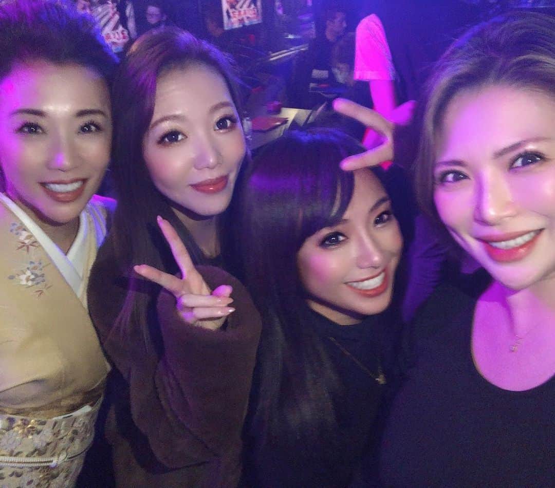 maikoのインスタグラム：「大好きなめぐちゃん💓と ミトスのママさんにくみちゃん🐹💓💕. . パワーと腹筋崩壊いっぱぁぃいただきましたっ笑♡ めぐちゃんが目黒のWAWICHで、薬膳カレーのウーバーイーツはじめたよ〜🍽🥰❤️. すっごく美味しかった&いろんなトッピング盛り沢山で嬉しぃ✨. グラタンが大好物の私には最強のシチューキューブサンドも❤️🙈. 目黒　薬膳カレーで検索で検索です💕. . #wawich #薬膳カレー」