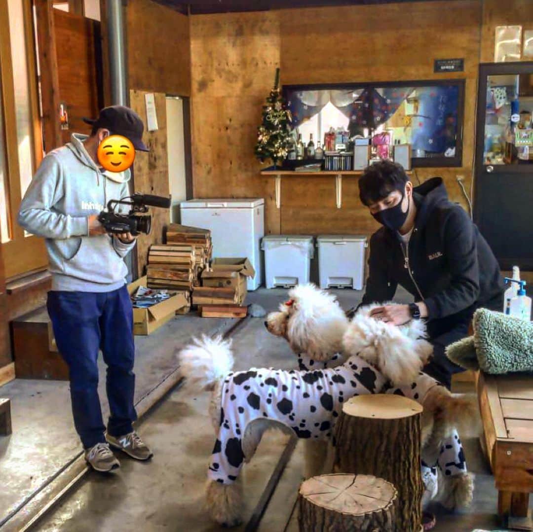 岩隈久志のインスタグラム：「12月21日(月)21:00~の「深イイ話」に出演します。﻿ 当初はあまり家族は露出せず、親族や幼馴染家族や高校の同級生達との日常を中心に密着してもらう予定でしたが、感染者の急増により、大人数での撮影が厳しくなったので、家族中心の密着になりました。﻿ 今後は家族がTVに出る事はないと思うので、映像が子供達にとって良い思い出になってくれたら嬉しいです😊﻿ 僕もバラエティは得意ではなく、メジャーに行ってからは全く出ていないので心配でしたが、スタッフさん達が良い方達だったので安心しました。﻿ 家族も皆シャイなタイプなので、どのような映像になっているか分かりませんが、良かったらご覧下さい😊﻿ ﻿ ※宣伝はクイズ形式になっていますが、SNS掲載はokとの事で載せています。」