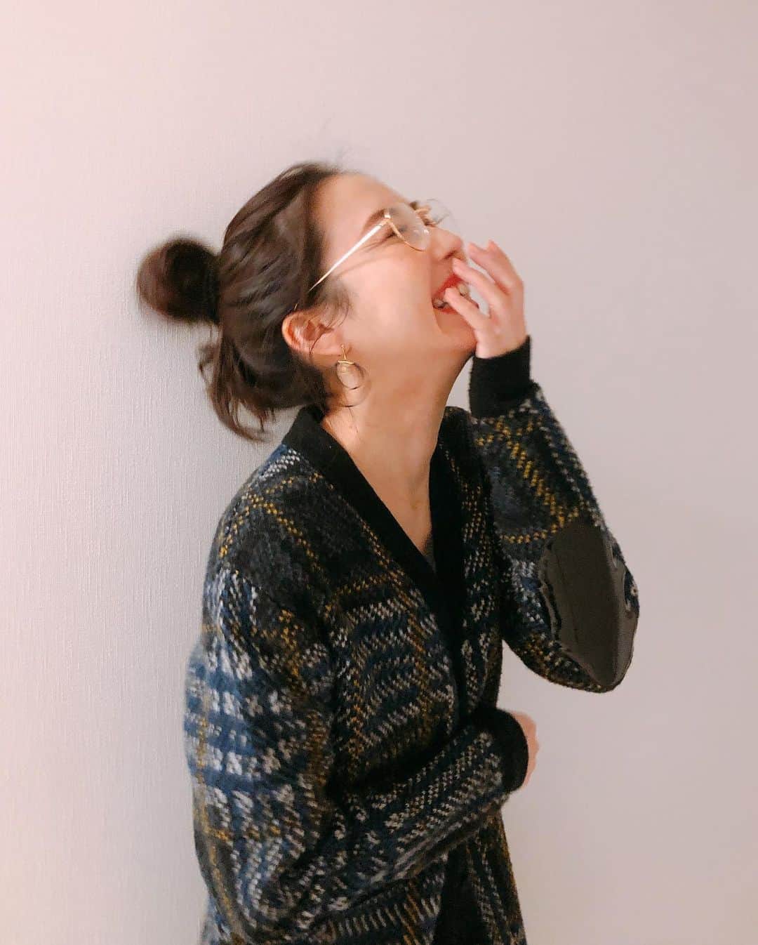 崎本ゆかりのインスタグラム：「🤣➡︎😐  お疲れ様〜と同時にピアスを褒められて嬉しいくって撮ってもらったのに、だいたい笑っててブレブレ。 頑張ってキメた2枚目もなんかもうよくわからないから 実物見に来てください。w  他にも色んなのあるよ〜 12/19,20 Craft Village Nishikoyama ※私は20日のみ  🍡🥸 #c_case#c_case_official#handmade#accessory#popupshop#mensfashion#eachother #ハンドメイド#アクセサリー#天然石#クリスタル#レザー#お団子ヘア#めがね女子#メンズ服#🍡#💋」