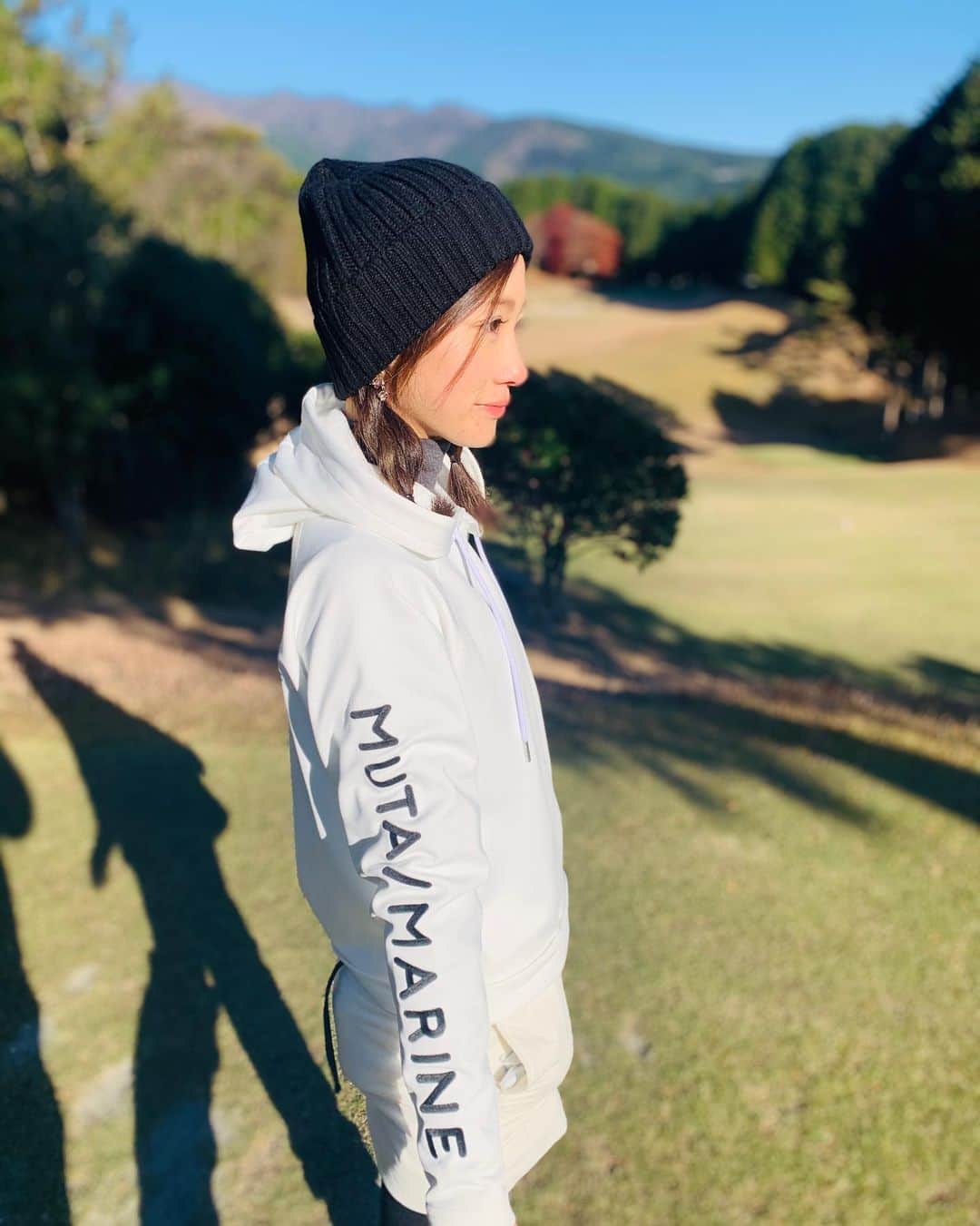 のインスタグラム：「@muta_marine_golf さんのゴルフウェア⛳️  ・ 中がフリース素材になってて、シンプルなんだけど両腕に文字が書いてあってめーーちゃ可愛いーーーー🥺❤️❤️❤️  ・ パーカー大好きだから普段でもゴルフでも着れるしから毎日着ます🥺  ・ あ、そういえば30歳になりました🙄 コメントとかメッセージ沢山ありがとうございました😭とりあえず急いで厄払いしてきました笑😂  ・ #golf#golfwear#golflife#golfgirl#muta#mutagolf #mutamarine #mutagolf女子 #ゴルフ#ゴルフ女子#ゴルフ男子#ゴルフウェア#ムータ#ムータマリン #ムータゴルフ #中里さや香 #골프웨어#골프#高尔夫」