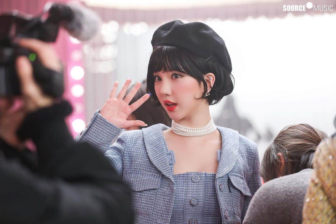 ウナさんのインスタグラム写真 - (ウナInstagram)「while waiting for the red carpet photos, let’s appreciate short hair Eunha🤍🤍🥺🥺🥺🥺 –Nana」12月18日 20時30分 - jung.eunha