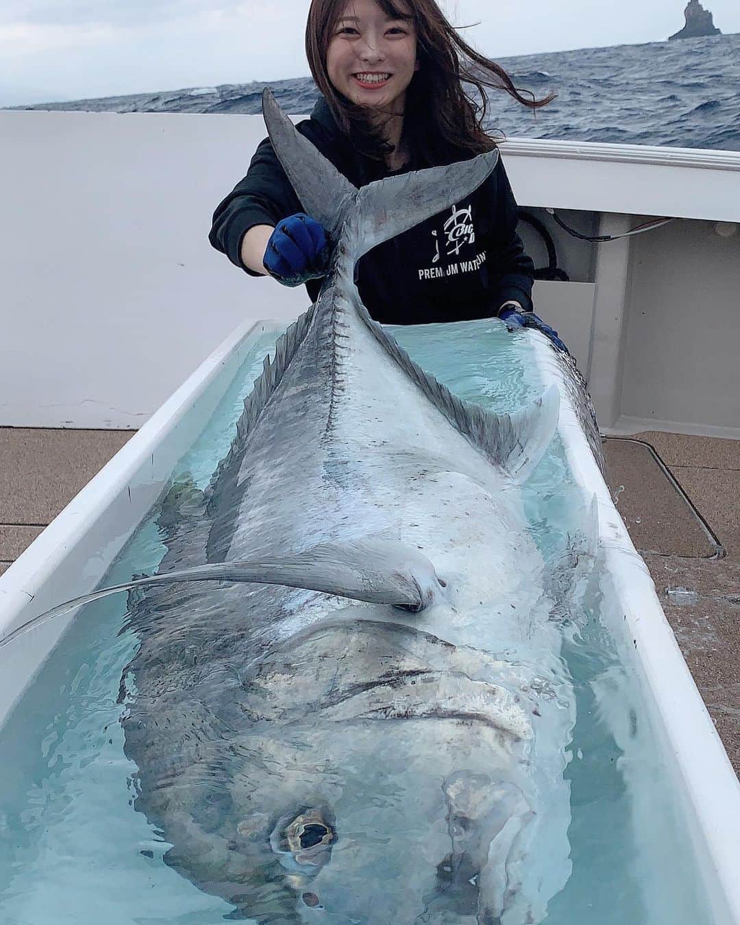高本采実のインスタグラム：「🎣 先日のGT釣行続編🥸  初GTが釣れた翌日‼️ またもや来ました🥺🤍🤍  今度はぐーんとサイズアップ😍  これぞGT‼️という引きとファイトし 26kgのGTが上がってきました(*ﾟ▽ﾟ*)✨✨  大きくて写真おさまりません☺️  来年はもっとサイズアップできますように！！  お家時間活用して筋トレしまーす🥸💪🏻  . . . #GT #ロウニンアジ #ジャイアントトレバリー #gianttrevally  #gtfishing  #キャスティング #casting #キャスト #大物 #大物釣り #釣り動画 #ビッグディッパー #bigdipper #トカラ列島 #奄美大島 #魚好き #釣り #釣果 #tsurihackフォト  #釣り好き #釣りガール #大物ハンター #ルアルアチャンネル  #ブンブンイメージガール #アングラー #fishinggirl #钓鱼 #高本采実 #あやみん #ayamistagram」