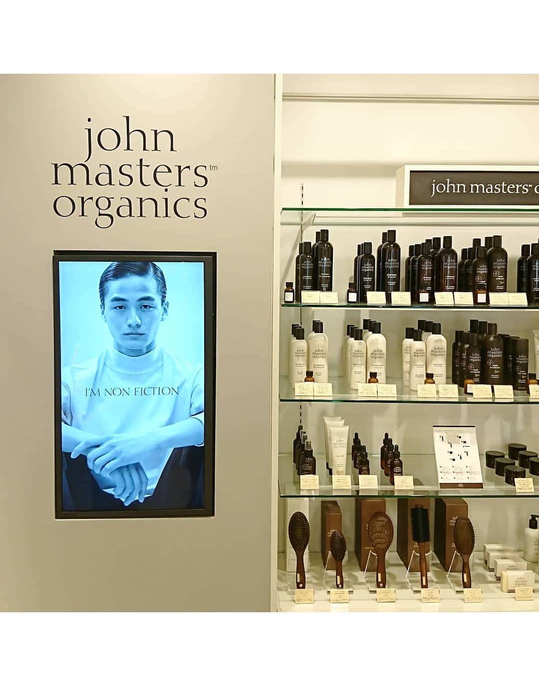 puu326さんのインスタグラム写真 - (puu326Instagram)「. Cosme Kitchen代官山本店で『giovanni』と『john masters organics』の POP UP STOREがopenしたので早速🤗🎊 . #giovanni のビックボトル、ダメージタイプの シャンプーとコンディショナー  #johnmasterorganics の ヘアペースト&ARオイルNを getしてきました～😊 .  ベストコスメ賞を沢山とっている オイル使ってみたかったのよね🤗✨  シャンプーとコンディショナーは フルーティーなココナッツの香りが タイプ🤤💕 . 1番人気のダメージタイプのシャンプー&コンディショナーを含むお得なキットは 代官山限定らしい！ . john masters organicsは Cosme Kitchenで初の取り扱いなんだって😃.  WinterコフレはPOPUP期間中限定で、 代官山本店とECのみで発売しているみたいです！→pic6👯‍♂️ . POP UP期間のみ、普段取り扱いのない ラインナップの展開もあるので 是非行ってみて～😍 . #giovanni #johnmastersorganics  #コスメキッチン #cosmekitchen #ジョヴァンニ #ジョンマスターオーガニック #コスメキッチン代官山#オーガニック#オーガニックコスメ#シャンプー#コンディショナー#代官山  @cosmekitchen @giovanni_japan @johnmastersorganics_japan @cosmekitchen_daikannyama」12月18日 20時28分 - puu326