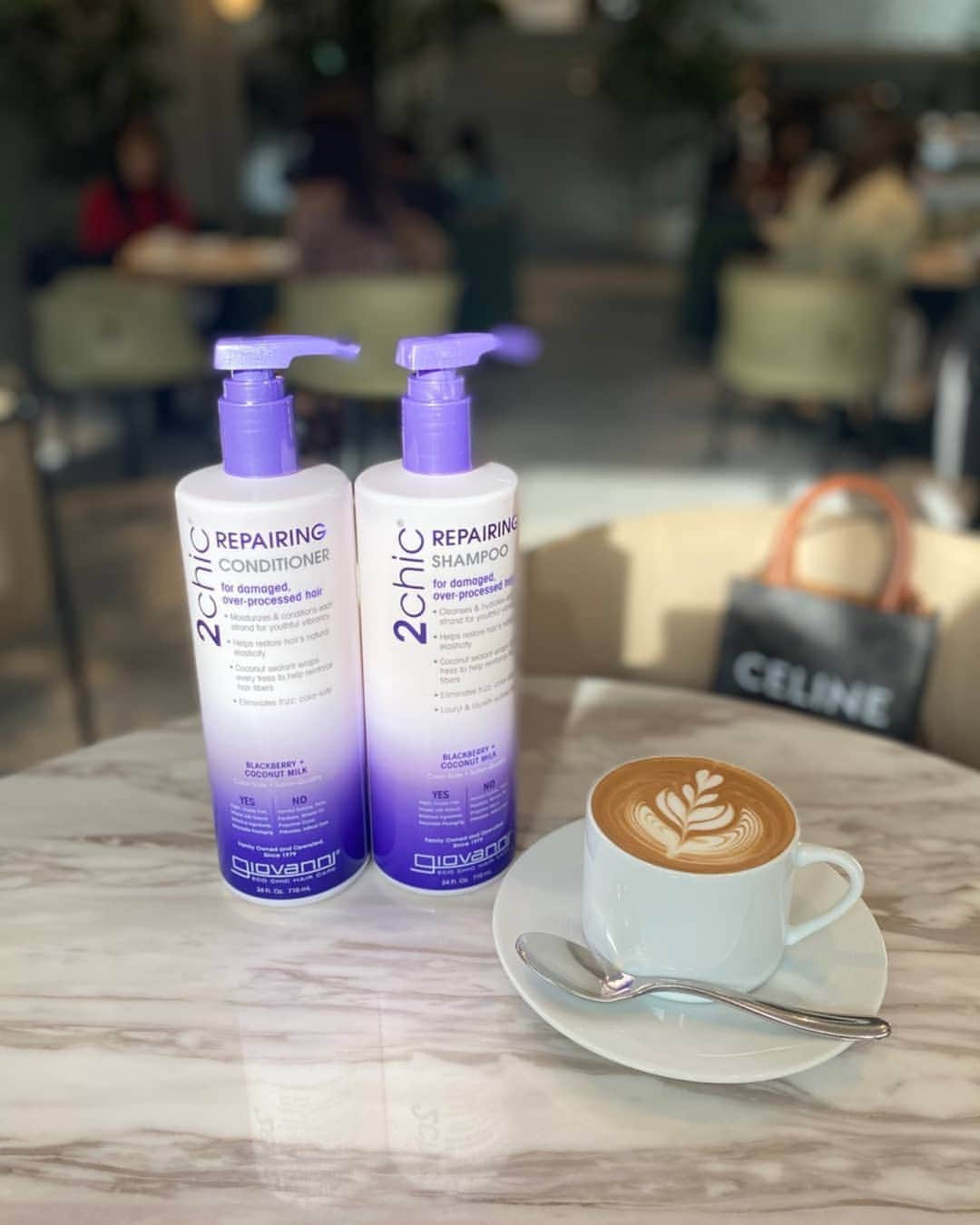 puu326さんのインスタグラム写真 - (puu326Instagram)「. Cosme Kitchen代官山本店で『giovanni』と『john masters organics』の POP UP STOREがopenしたので早速🤗🎊 . #giovanni のビックボトル、ダメージタイプの シャンプーとコンディショナー  #johnmasterorganics の ヘアペースト&ARオイルNを getしてきました～😊 .  ベストコスメ賞を沢山とっている オイル使ってみたかったのよね🤗✨  シャンプーとコンディショナーは フルーティーなココナッツの香りが タイプ🤤💕 . 1番人気のダメージタイプのシャンプー&コンディショナーを含むお得なキットは 代官山限定らしい！ . john masters organicsは Cosme Kitchenで初の取り扱いなんだって😃.  WinterコフレはPOPUP期間中限定で、 代官山本店とECのみで発売しているみたいです！→pic6👯‍♂️ . POP UP期間のみ、普段取り扱いのない ラインナップの展開もあるので 是非行ってみて～😍 . #giovanni #johnmastersorganics  #コスメキッチン #cosmekitchen #ジョヴァンニ #ジョンマスターオーガニック #コスメキッチン代官山#オーガニック#オーガニックコスメ#シャンプー#コンディショナー#代官山  @cosmekitchen @giovanni_japan @johnmastersorganics_japan @cosmekitchen_daikannyama」12月18日 20時28分 - puu326
