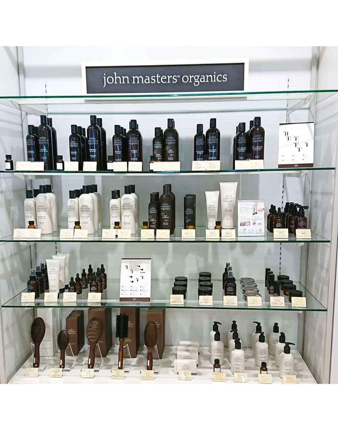 puu326さんのインスタグラム写真 - (puu326Instagram)「. Cosme Kitchen代官山本店で『giovanni』と『john masters organics』の POP UP STOREがopenしたので早速🤗🎊 . #giovanni のビックボトル、ダメージタイプの シャンプーとコンディショナー  #johnmasterorganics の ヘアペースト&ARオイルNを getしてきました～😊 .  ベストコスメ賞を沢山とっている オイル使ってみたかったのよね🤗✨  シャンプーとコンディショナーは フルーティーなココナッツの香りが タイプ🤤💕 . 1番人気のダメージタイプのシャンプー&コンディショナーを含むお得なキットは 代官山限定らしい！ . john masters organicsは Cosme Kitchenで初の取り扱いなんだって😃.  WinterコフレはPOPUP期間中限定で、 代官山本店とECのみで発売しているみたいです！→pic6👯‍♂️ . POP UP期間のみ、普段取り扱いのない ラインナップの展開もあるので 是非行ってみて～😍 . #giovanni #johnmastersorganics  #コスメキッチン #cosmekitchen #ジョヴァンニ #ジョンマスターオーガニック #コスメキッチン代官山#オーガニック#オーガニックコスメ#シャンプー#コンディショナー#代官山  @cosmekitchen @giovanni_japan @johnmastersorganics_japan @cosmekitchen_daikannyama」12月18日 20時28分 - puu326