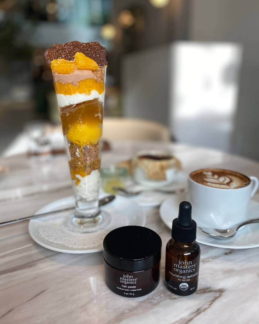 のインスタグラム：「. Cosme Kitchen代官山本店で『giovanni』と『john masters organics』の POP UP STOREがopenしたので早速🤗🎊 . #giovanni のビックボトル、ダメージタイプの シャンプーとコンディショナー  #johnmasterorganics の ヘアペースト&ARオイルNを getしてきました～😊 .  ベストコスメ賞を沢山とっている オイル使ってみたかったのよね🤗✨  シャンプーとコンディショナーは フルーティーなココナッツの香りが タイプ🤤💕 . 1番人気のダメージタイプのシャンプー&コンディショナーを含むお得なキットは 代官山限定らしい！ . john masters organicsは Cosme Kitchenで初の取り扱いなんだって😃.  WinterコフレはPOPUP期間中限定で、 代官山本店とECのみで発売しているみたいです！→pic6👯‍♂️ . POP UP期間のみ、普段取り扱いのない ラインナップの展開もあるので 是非行ってみて～😍 . #giovanni #johnmastersorganics  #コスメキッチン #cosmekitchen #ジョヴァンニ #ジョンマスターオーガニック #コスメキッチン代官山#オーガニック#オーガニックコスメ#シャンプー#コンディショナー#代官山  @cosmekitchen @giovanni_japan @johnmastersorganics_japan @cosmekitchen_daikannyama」