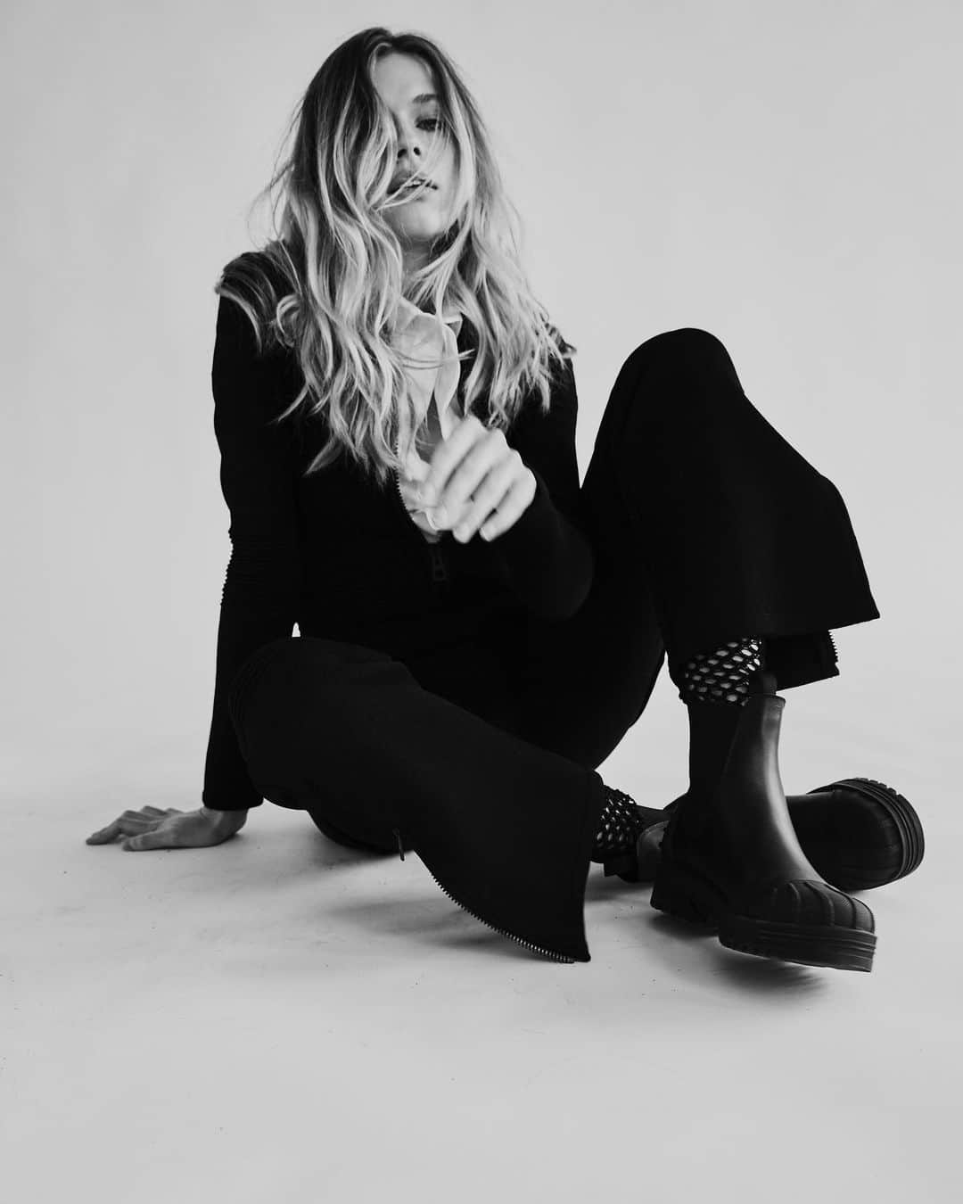 のインスタグラム：「Shot in NY for @grazia New York State of Mind 🖤 @andrewarthur @chloebrinklow @tomkivell_stylist @deborahaltiziomakeup @errolkaradag @aaronisnotcool Wearing @dior Thank you team! 🤗 Xx」