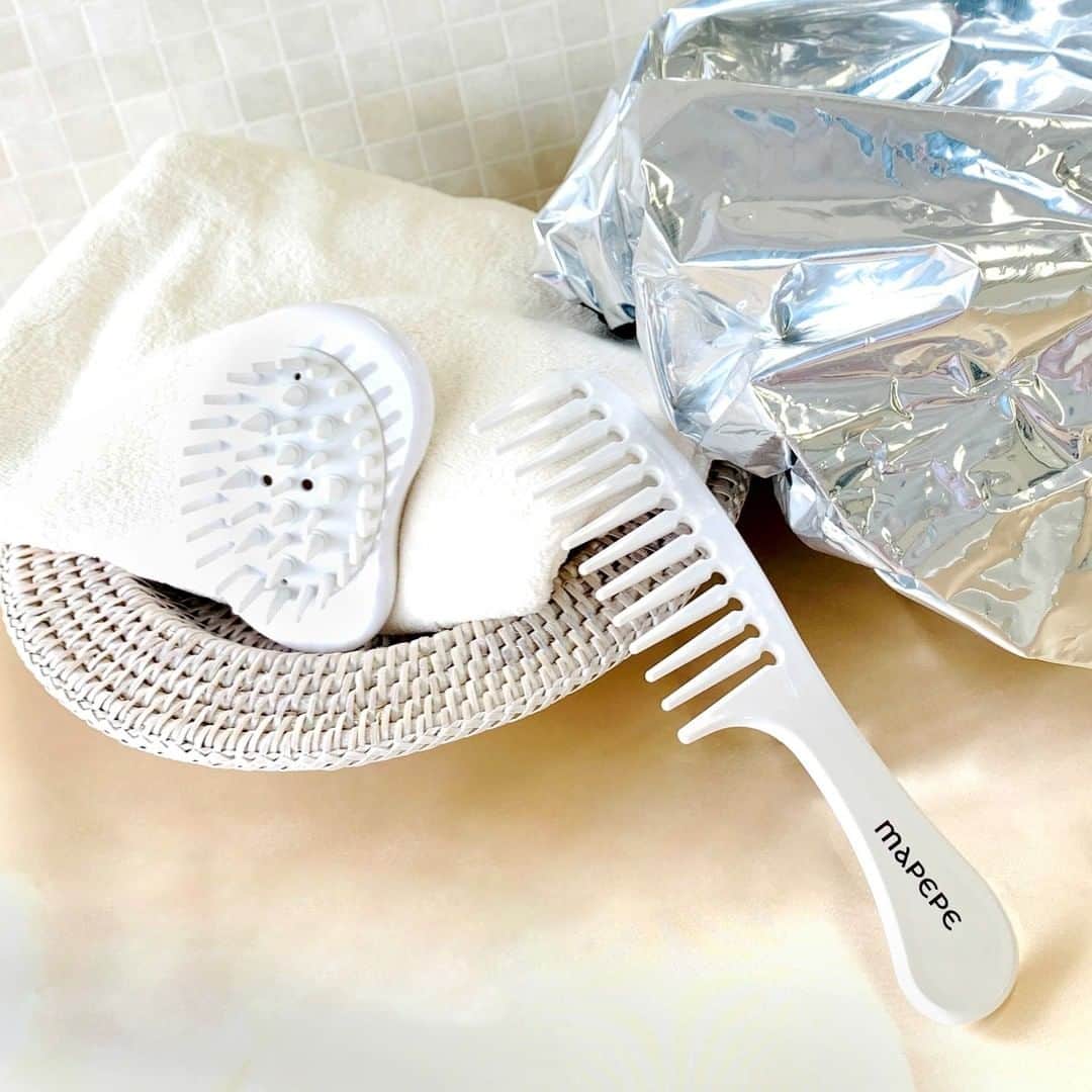 FAVOR【フェイバー】さんのインスタグラム写真 - (FAVOR【フェイバー】Instagram)「mapepe(マペペ)バスタイムシリーズ🛀💕 ・スカルプクッションクレンジングブラシ 750円 ・バスタイムヘアケアコーム 750円 ・バスタイムアルミキャップ 650円 ・スピードドライヘアタオル 950円 ※価格はすべて税抜です。  マペペから、 「おうち美容」にピッタリな バスタイムに使えるヘアケア商品をご紹介！  いつものバスタイムにプラスするだけで 美髪に近づける画期的なアイテムばかり🌟 どれも税抜1,000円以下でゲットできちゃう👀  詳しい使い方などは、 @favor_official のトップページURLから 記事をチェックしてみてね🎶  #mapepe #マペペ #シャンティ #スカルプクッションクレンジングブラシ #バスタイムヘアケアコーム #バスタイムアルミキャップ #スピードドライヘアタオル #ヘアケア #おうち時間  #おうち美容 #バスグッズ #バスタイム #バスタイム美容  #美髪 #美髪ケア #ヘアブラシ #トリートメント #美容アカ #コスメアカ #コスメ好きさんと繋がりたい #美容好きな人と繋がりたい」12月18日 15時00分 - favor_official