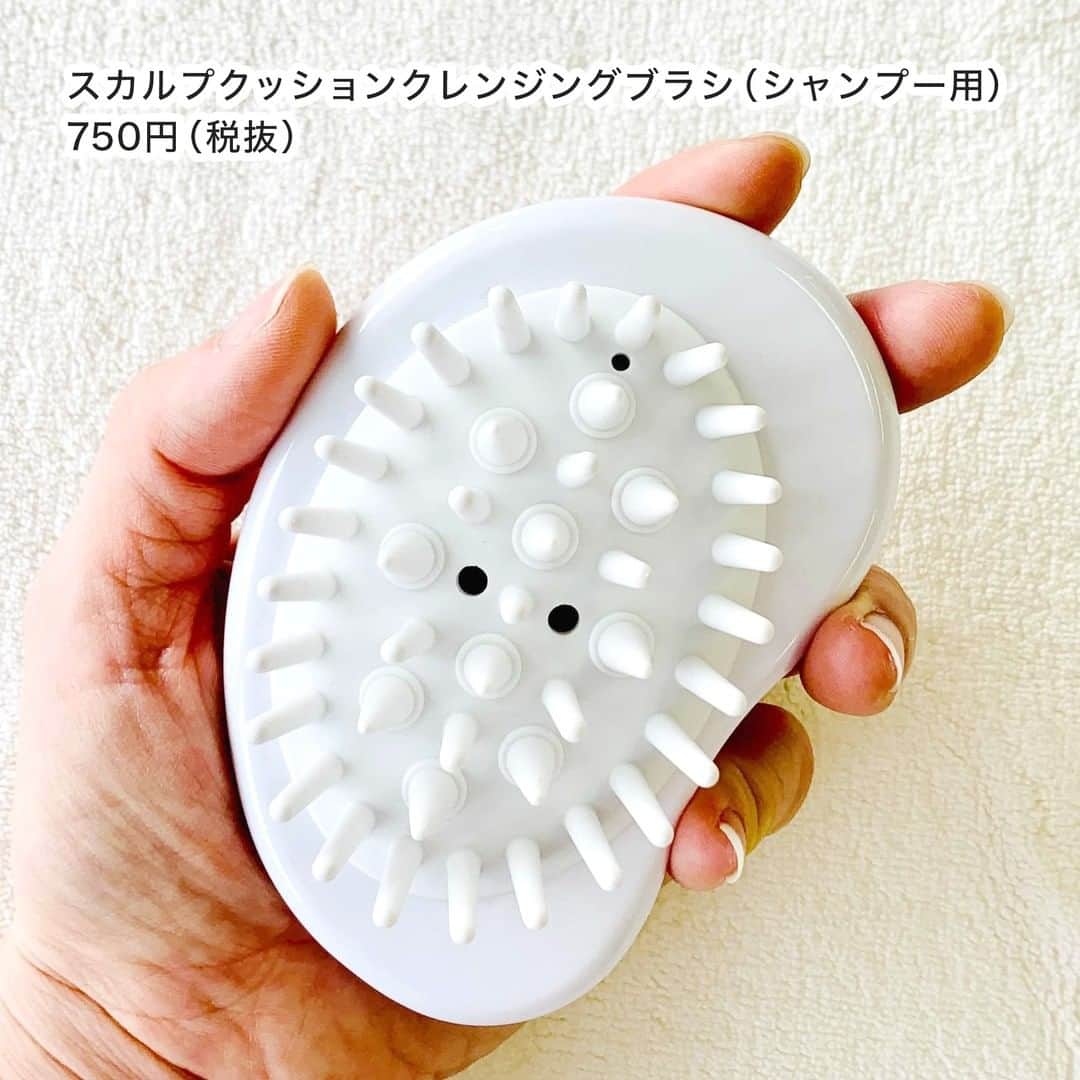 FAVOR【フェイバー】さんのインスタグラム写真 - (FAVOR【フェイバー】Instagram)「mapepe(マペペ)バスタイムシリーズ🛀💕 ・スカルプクッションクレンジングブラシ 750円 ・バスタイムヘアケアコーム 750円 ・バスタイムアルミキャップ 650円 ・スピードドライヘアタオル 950円 ※価格はすべて税抜です。  マペペから、 「おうち美容」にピッタリな バスタイムに使えるヘアケア商品をご紹介！  いつものバスタイムにプラスするだけで 美髪に近づける画期的なアイテムばかり🌟 どれも税抜1,000円以下でゲットできちゃう👀  詳しい使い方などは、 @favor_official のトップページURLから 記事をチェックしてみてね🎶  #mapepe #マペペ #シャンティ #スカルプクッションクレンジングブラシ #バスタイムヘアケアコーム #バスタイムアルミキャップ #スピードドライヘアタオル #ヘアケア #おうち時間  #おうち美容 #バスグッズ #バスタイム #バスタイム美容  #美髪 #美髪ケア #ヘアブラシ #トリートメント #美容アカ #コスメアカ #コスメ好きさんと繋がりたい #美容好きな人と繋がりたい」12月18日 15時00分 - favor_official