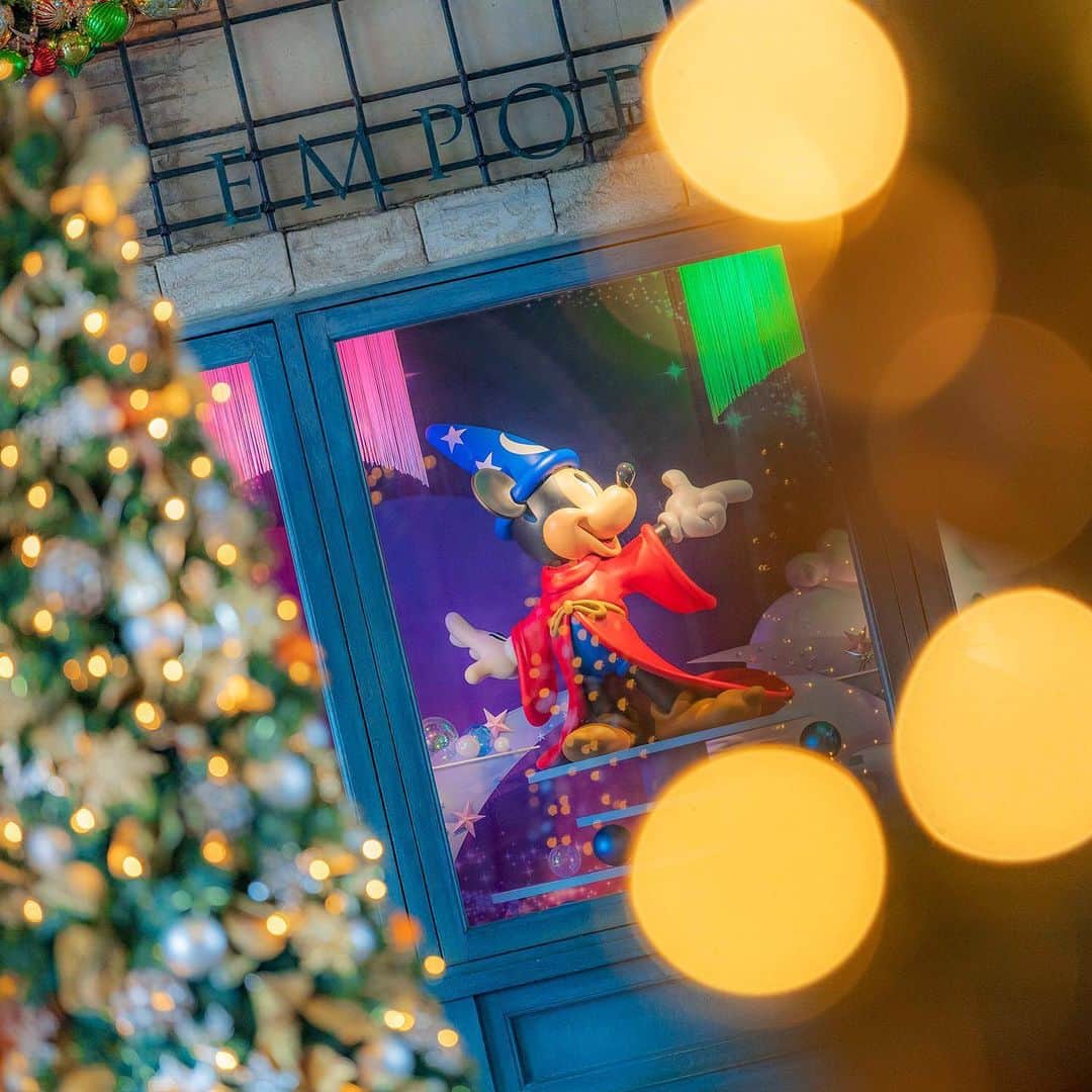 東京ディズニーリゾートさんのインスタグラム写真 - (東京ディズニーリゾートInstagram)「Holiday magic is in the air🎄✨ クリスマスの魔法をかけてくれたのかな？ #mickeymouse #emporio #mediterraneanharbor #tokyodisneysea #tokyodisneyresort #christmas #christmastree #ミッキー #エンポーリオ #メディテレーニアンハーバー #東京ディズニーシー #東京ディズニーリゾート #クリスマス #クリスマスツリー」12月18日 15時00分 - tokyodisneyresort_official