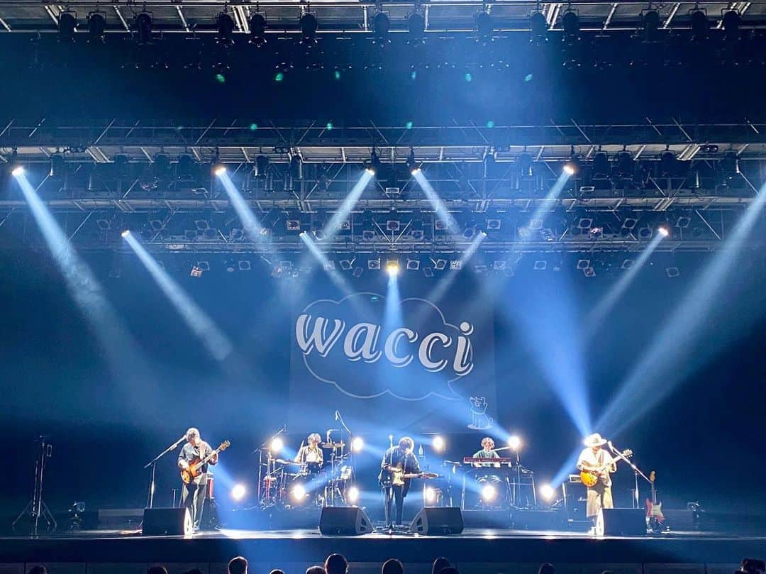 因幡始のインスタグラム：「大阪公演、終了しました。憧れのなんばHatchのステージに立てて幸せでした。天井高くて気持ちよかったなぁ。お越しくださった皆さん、どうもありがとうございました！ #wacci」