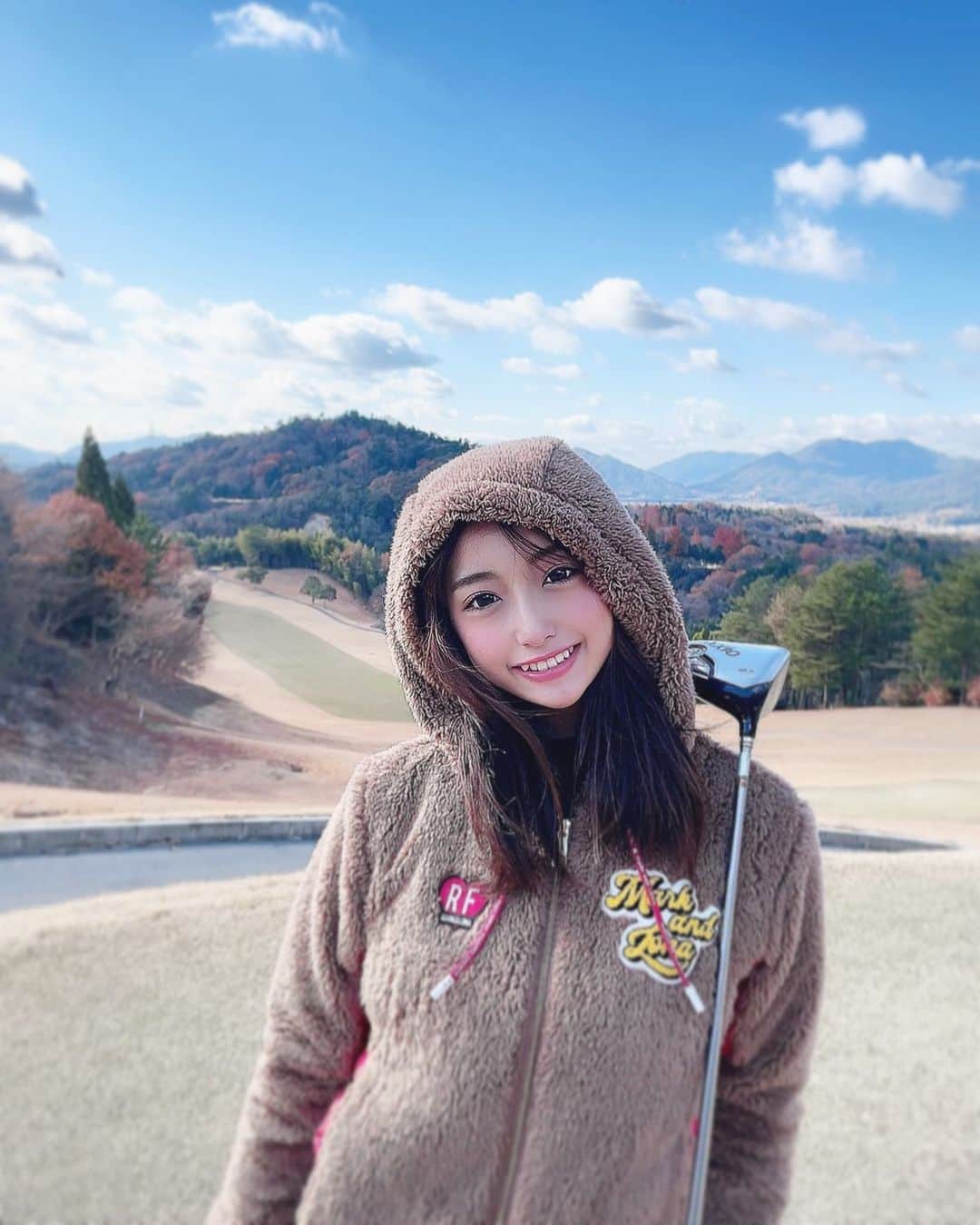 愛咲りおなのインスタグラム：「昨日のラウンド⛳️  練習の成果でてるー😊  極寒すぎて❄️着膨れしてる笑  震えながら、暖を取りながら💭あんな寒いのによく回ったね！と、先生に感動されたw  ちゃんと飛ぶようになると、楽しくなってきた⭐️  #広島 #飲み屋 #流川  #キャバ嬢 #ジム #トレーニング #キャバクラ #グルメ #広島グルメ #TikTok #golf #ゴルフ女子 #selfie」