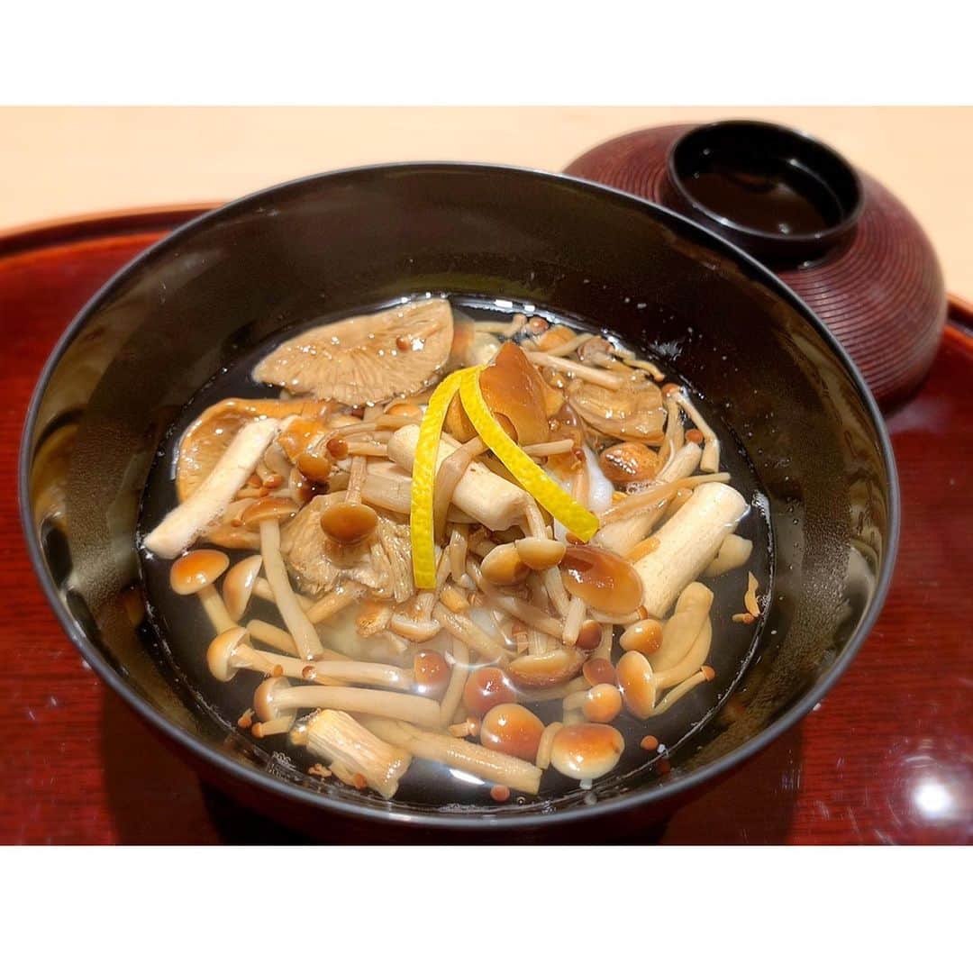 百合華さんのインスタグラム写真 - (百合華Instagram)「福岡白金にあるミシュラン一つ星の日本料理店『白金 にし田』にて旬の豪華絢爛ランチタイム②🥰  大将の目利きが凄過ぎるとっても美しい食材達を眺めるのがすんごく愉しいww🎶  からの間違いなく美味しいお料理に大変身の工程がとっても贅沢な、食材達のストーリーを感じられる素敵な日本料理を堪能させて頂きました❤️  #japan #日本 #福岡 #福岡市 #白金 #白金にし田  #michelin1star  #ミシュラン一つ星 #日本料理 #和食 #割烹 #大将 #御人柄 #熟練の技 #極上食材 #豪華絢爛 #lunch #ランチ #lunchtime  #ランチタイム #ランチコース #コース料理 #お任せコース #おもてなし #感動 #堪能 #美食 #美食家」12月18日 15時02分 - yurika.lovelily