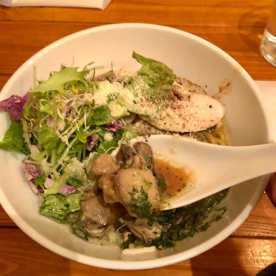 B JIRUSHI YOSHIDAさんのインスタグラム写真 - (B JIRUSHI YOSHIDAInstagram)「【代官山LUNCH】 【店名】トロケの台所 【メニュー】牡蠣の和え麺 【PRICE】¥1.390-(税込) 【一言】 代官山ランチラストスパート。 ポークジンジャー一択でラストオーダーに間に合う様に早歩きで滑り込み入店。残念ながら麺類を除いて品切れだったので気を取り直して季節モノの牡蠣の和え麺をオーダー。(13:30を過ぎると品切れのパターンが多い。。) 気を取り直して向き合った丼には上物だけでも結構なボリュームで食べ進めると牡蠣がどっさり。 牡蠣の風味とチーズ、トマトの相性が抜群でポークジンジャー品切れのショックもぶっ飛びました。笑 27日の営業終了までにもう一回は行きたいですね。代官山に買い物に来た際にランチで是非行ってみてください。  #bjirushiyoshida #B印YOSHIDA #beams #ビームス #daikanyama #代官山 #代官山ランチ #b印ランチ」12月18日 15時15分 - bjirushiyoshida