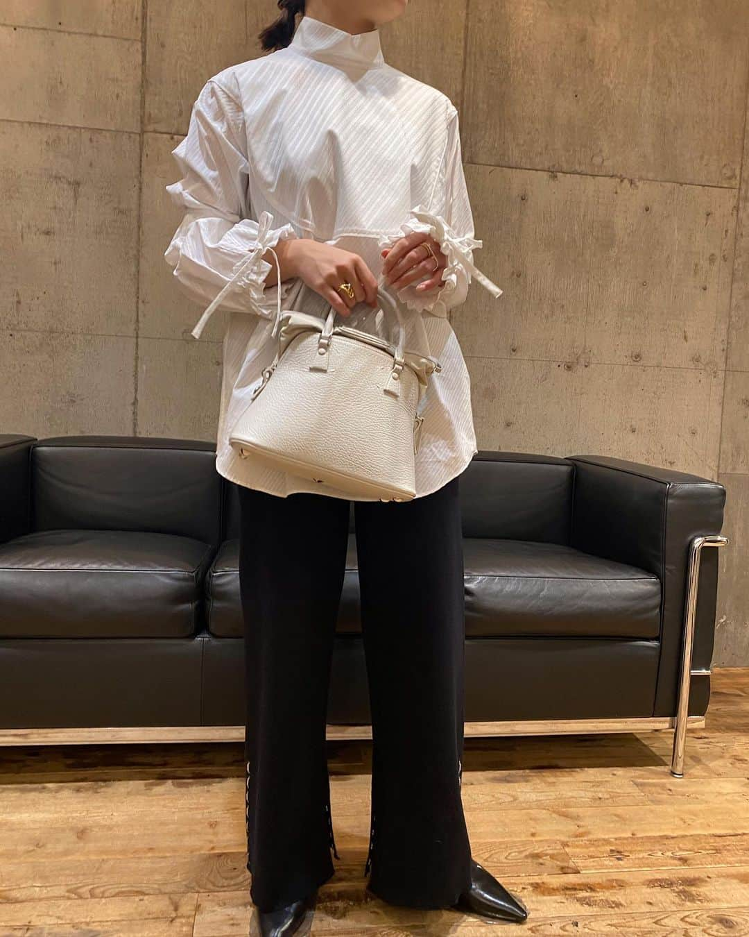 【ANN DE ARKさんのインスタグラム写真 - (【ANN DE ARKInstagram)「PICKUP ITEM﻿ ﻿ 《 beautiful people 》﻿ candy stripe gather sleeve blouse﻿ ￥58,300（税込）着用サイズ36﻿ ﻿ 《 TAN 》﻿ SMOOTH JODHPURS PANTS﻿ ￥45,100（税込）﻿ ﻿ ﻿ スタッフ身長158cm﻿ ﻿ ﻿ オフィシャルサイトの在庫と店頭在庫は共有しております。﻿ 商品に関しましては、お気軽にコメントや店舗までお問い合わせください。﻿ ⬇︎⬇︎⬇︎﻿ @ann_de_ark  @arknets_official﻿ #fashion #栃木 #宇都宮 #ショップ  #arknets #anndeark #annstyling #anncode  #beautifulpeople #tanjpn #maisonmargiela」12月18日 15時07分 - ann_de_ark