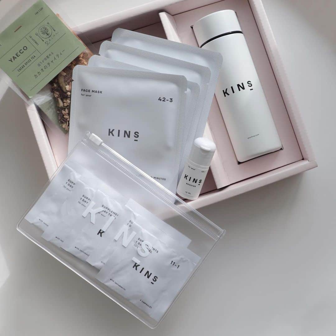 のインスタグラム：「. . 愛してやまないKINSより WINTER GIFT BOXが届きました🎄 . . @yourkins_official から お得なギフトボックスが数量限定で発売中👏 . . 私一推しのサプリとエッセンスに フェイスマスクがなんと4枚も付いてきます😭✨ 気になっていた @yaeco.official のカカオティーやミニサイズのオリジナルボトルも嬉しい〜♡ （この時期500mlだと多いからこのサイズ感最高👏） . . 何よりもKINSが気になっていたけれど いきなり定期購入は、、という方に このギフトボックスは気軽に試せるチャンスかと♡ 皆さんもこれをきっかけにKINSの良さを体感していただけたら嬉しいです👏 . . 私もさっそく今晩フェスマスクを試してみます🧖🏻‍♀️ 楽しみ♡ . . . . #kins #yourkins #キンズ #菌活 #菌ケア #菌活 #菌活サプリ #ウィンターギフトボックス #クリスマスコフレ #skincare #innercare #kuronecosme」