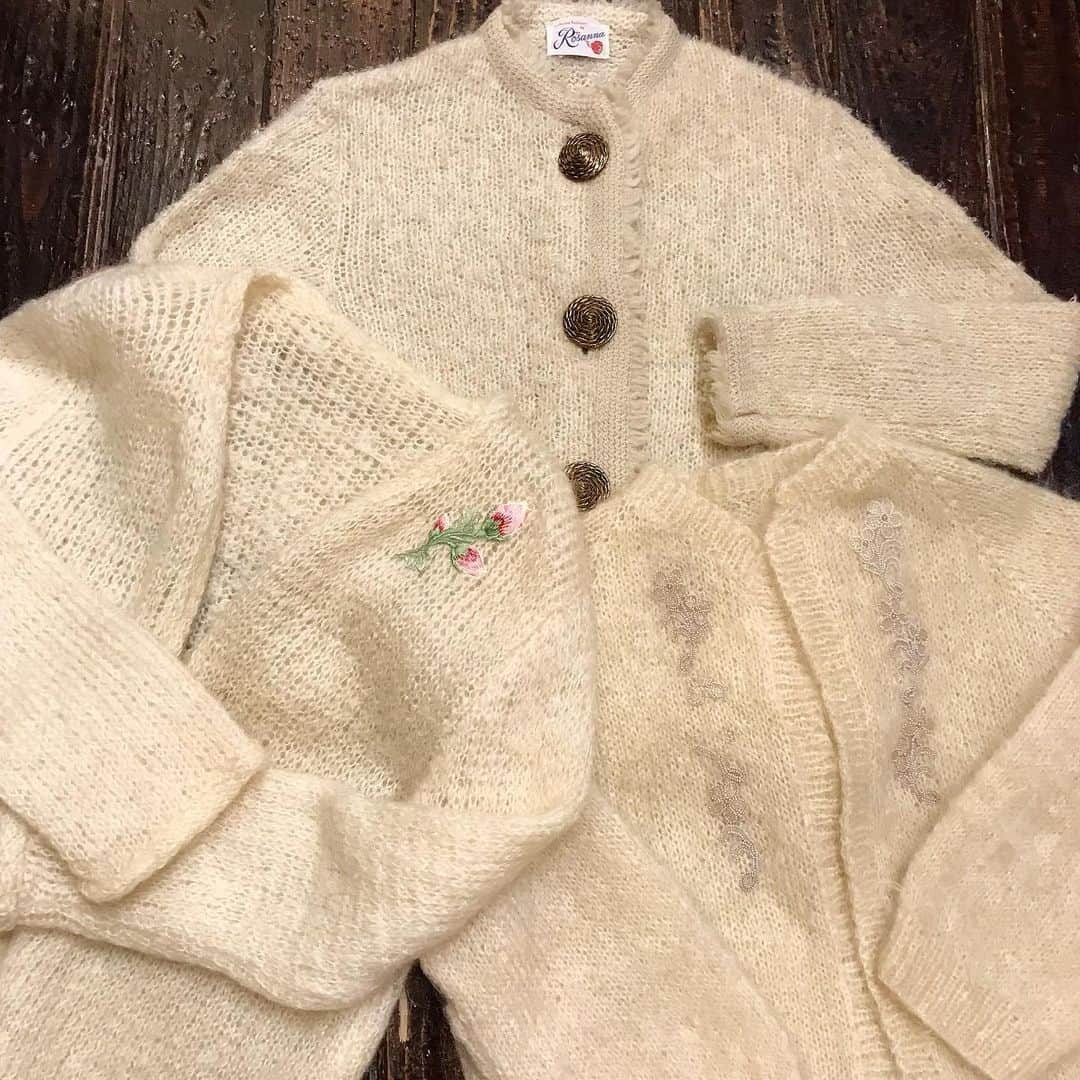 NUTTY Vintage&Collectibleのインスタグラム：「NUTTY 堀江本店 ㅤㅤㅤㅤㅤㅤㅤㅤㅤㅤㅤㅤㅤ 🇺🇸NEW ARRIVAL🇺🇸 in USA ㅤㅤㅤㅤㅤㅤㅤㅤㅤㅤㅤㅤㅤ ☑︎ vtg 60's white big button cardigan ☑︎vtg 60's ivory mohair flower cardigan ☑vtg white mohair beeds cardigan︎ㅤㅤㅤㅤㅤㅤㅤㅤㅤㅤㅤㅤㅤ  nuttyでも人気の高いモヘアカーディガン 一点一点ワンポイントのデザインが効いた、バランスの良いコンパクトなサイズ感。  暖かさももちろん着回し力も抜群です。 ㅤㅤㅤㅤㅤㅤㅤㅤㅤㅤㅤㅤㅤ バイヤー選りすぐりの アメリカより買い付けたばかりのNEWアイテムは メンテナンス後、順次お出ししております！  SNS掲載アイテムは通販も可能ですので お気軽にお問い合わせ下さい💌  NUTTYで今冬のお洒落を お楽しみいただけますように…♡  🛒VINTAGE ONLINE STOREにてお買い求めいただけます🛒  5%OFFクーポンコード【shop120thx3】(~12/25迄)  ------------------------------------ 🛍NUTTY通販について🛍 ------------------------------------- ＜ONLINE STORE＞ VINTAGE▶︎http://nutty.theshop.jp/ USED SELECT▶︎https://nuttyselect.official.ec/ （プロフィールページURLよりjump🕊） ㅤㅤㅤㅤㅤㅤㅤㅤㅤㅤㅤㅤㅤ ＜VIDEO CHAT SHOPPING＞ テレビ電話をお繋ぎして、リアルタイムでご案内いたします。詳細は過去の投稿をご覧ください。」