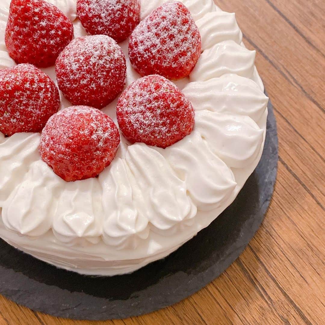 岡村咲さんのインスタグラム写真 - (岡村咲Instagram)「HAPPY BIRTHDAY ❤︎ . . ケーキ作り。米粉で作るのは本当に難しい。デコレーションはなんとパパが手伝ってくれました笑 . . 30歳もあなたらしく突っ走ってね🏃‍♂️ @herorugby_official  Love you!!!」12月18日 15時13分 - sakiokamura_official