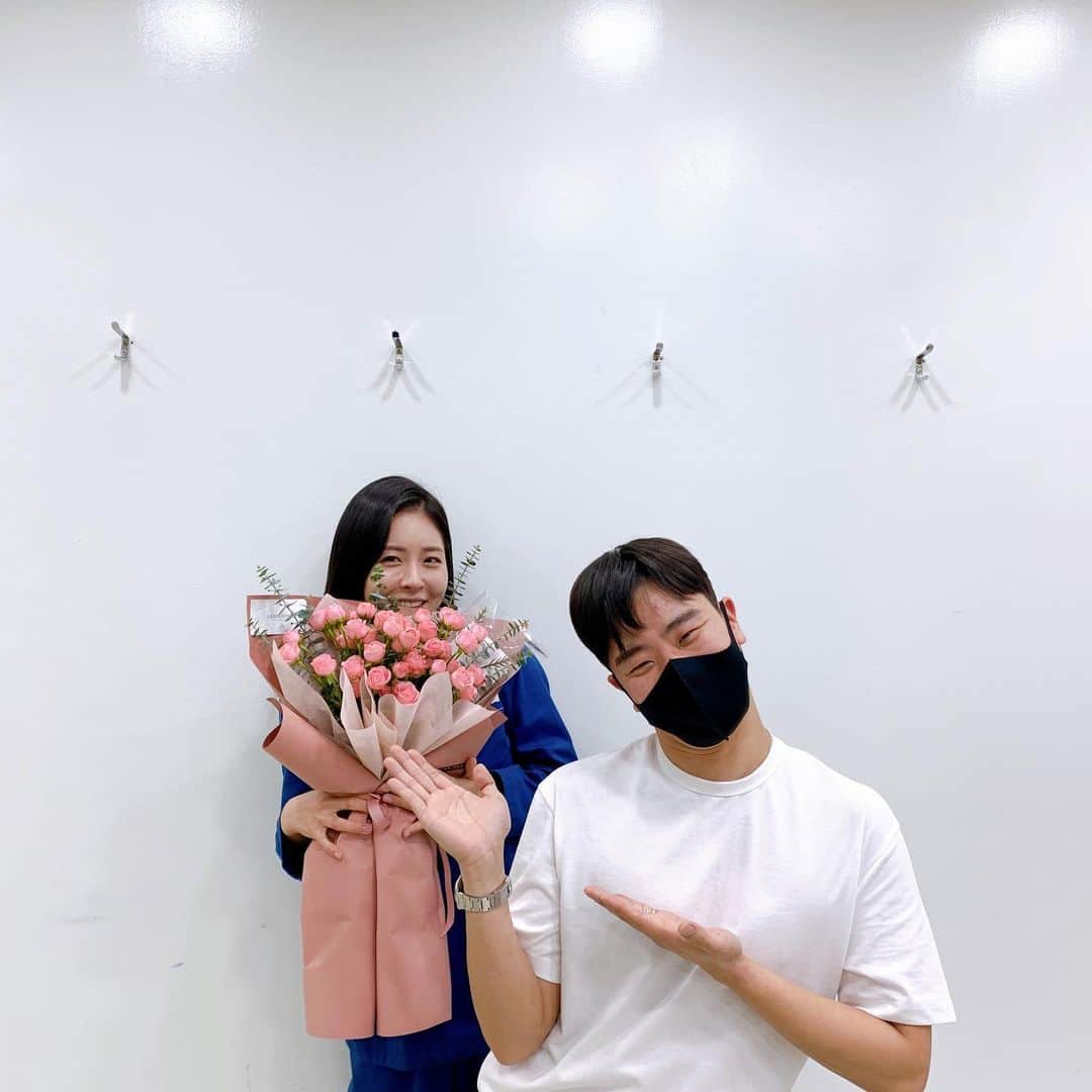 チン・イェソルのインスタグラム：「♥️♥️♥️ 6개월동안 무슨일이 생기면 달려와주신 든든한 우리실장님들. 덕분에 끝까지 잘 달려왔습니다  #집에와서발견한손카드 😱😢😭 #대박감동힝」