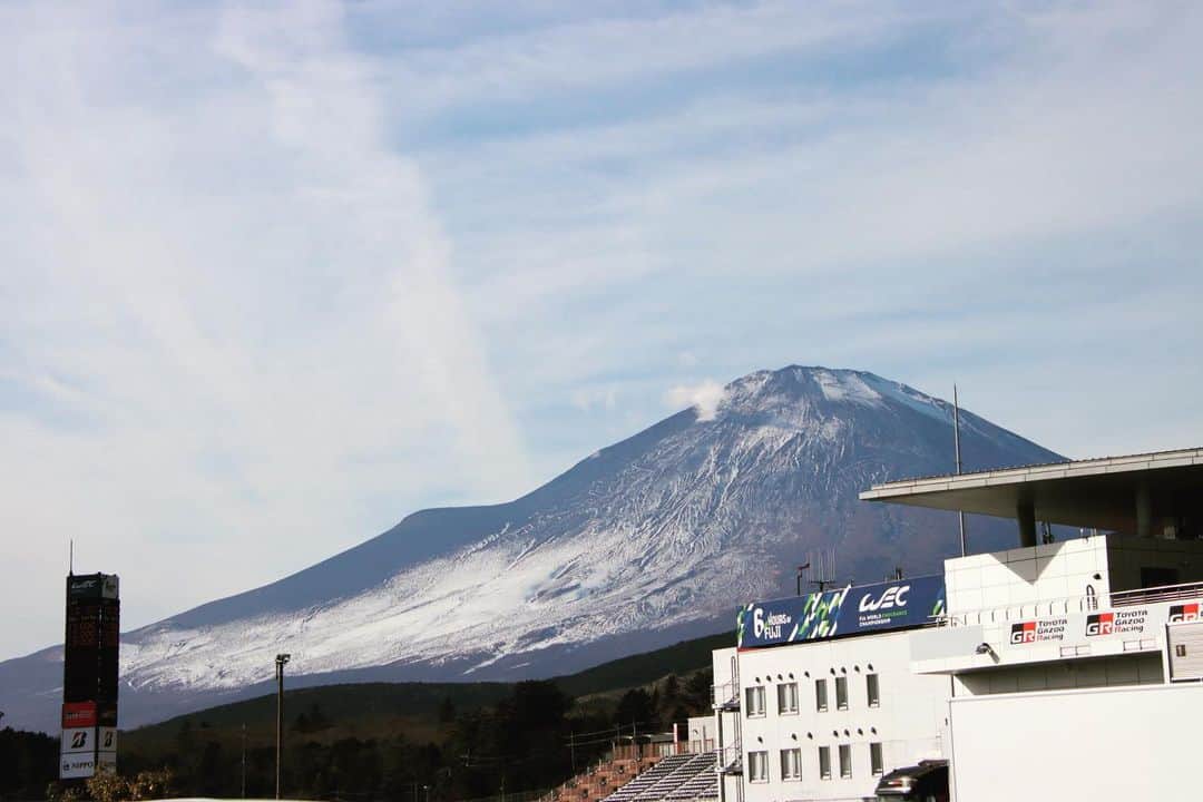 ピエール北川さんのインスタグラム写真 - (ピエール北川Instagram)「🤔 今日から 富士スピードウェイ入りですが、富士山が、ねぇ。 山頂に雪はほぼ無い。 でも下の方までは薄ら白い。 今週日本海側は記録的な豪雪なのに、太平洋側はめちゃくちゃ乾燥してるからこんな富士山なんでしょうか？ 富士スピードウェイは寒いのに、なんだかな。 お仕事頑張りましょう💪」12月18日 15時50分 - pierrekitagawa
