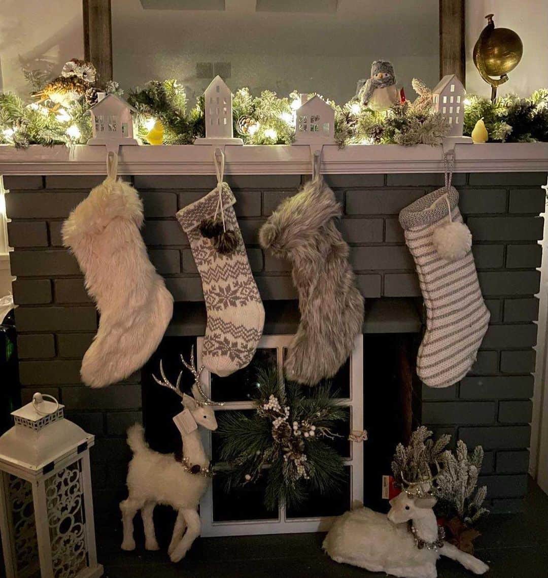 のインスタグラム：「白が基調のクリスマスデコレーション🎄 報道室のキムさんの🇺🇸アメリカにいるご家族のおうちの様子を送ってくれました🔔 🇯🇵でもクリスマスシーズンも本格的になってきましたね。 . #usa #america #studyabroad #livinginamerica #christmas #holidayseason #stockings #christmasdecorations #christmastree #fireplace #アメリカ #アメリカ生活 #留学 #クリスマス #ホリデーシーズン #クリスマスツリー #デコレーション #もふもふ #暖炉のある家 #白が基調 #大きな靴下 #クリスマスストッキング #christmasstockings」